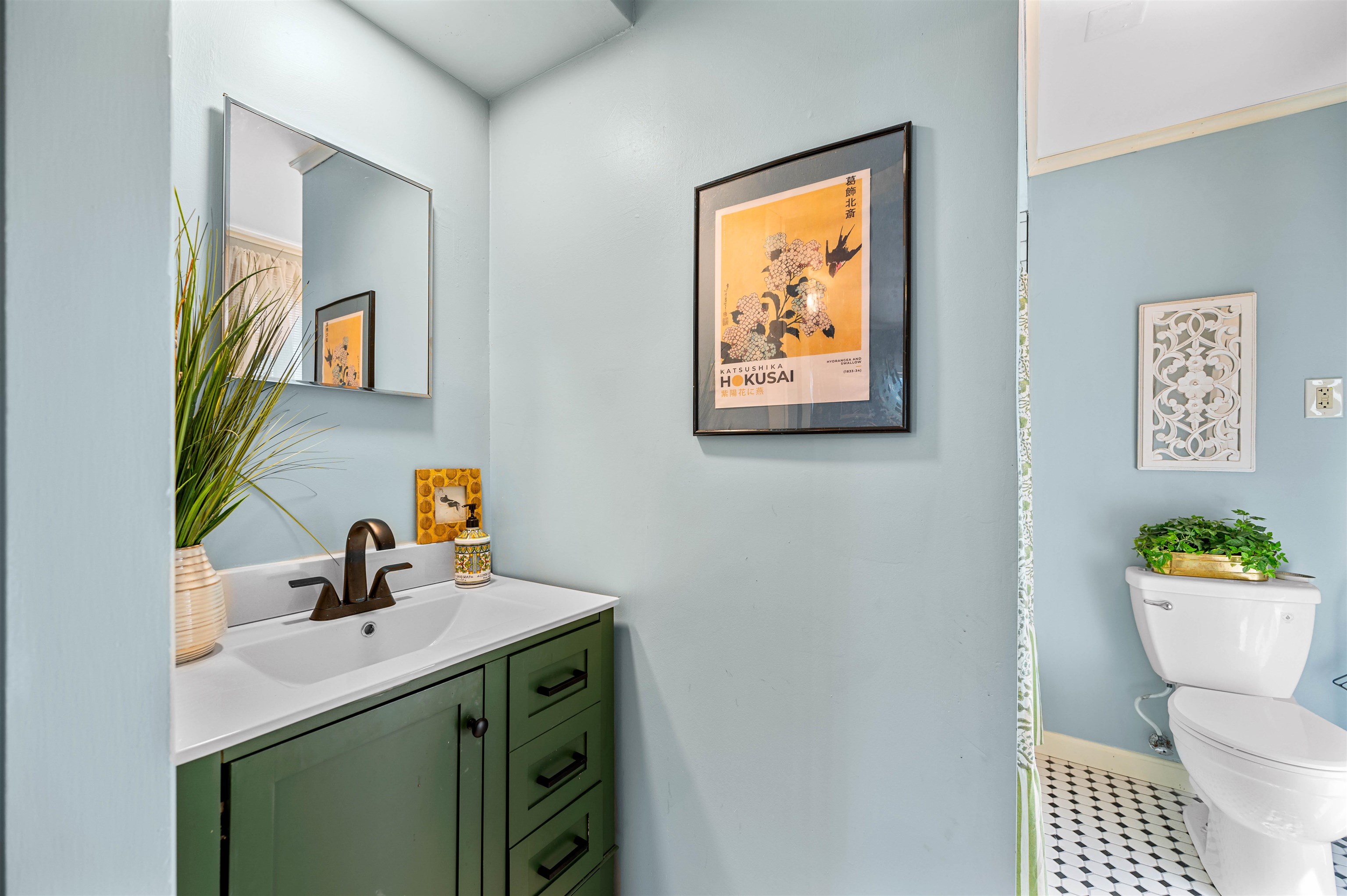 Newly renovated en suite full bath