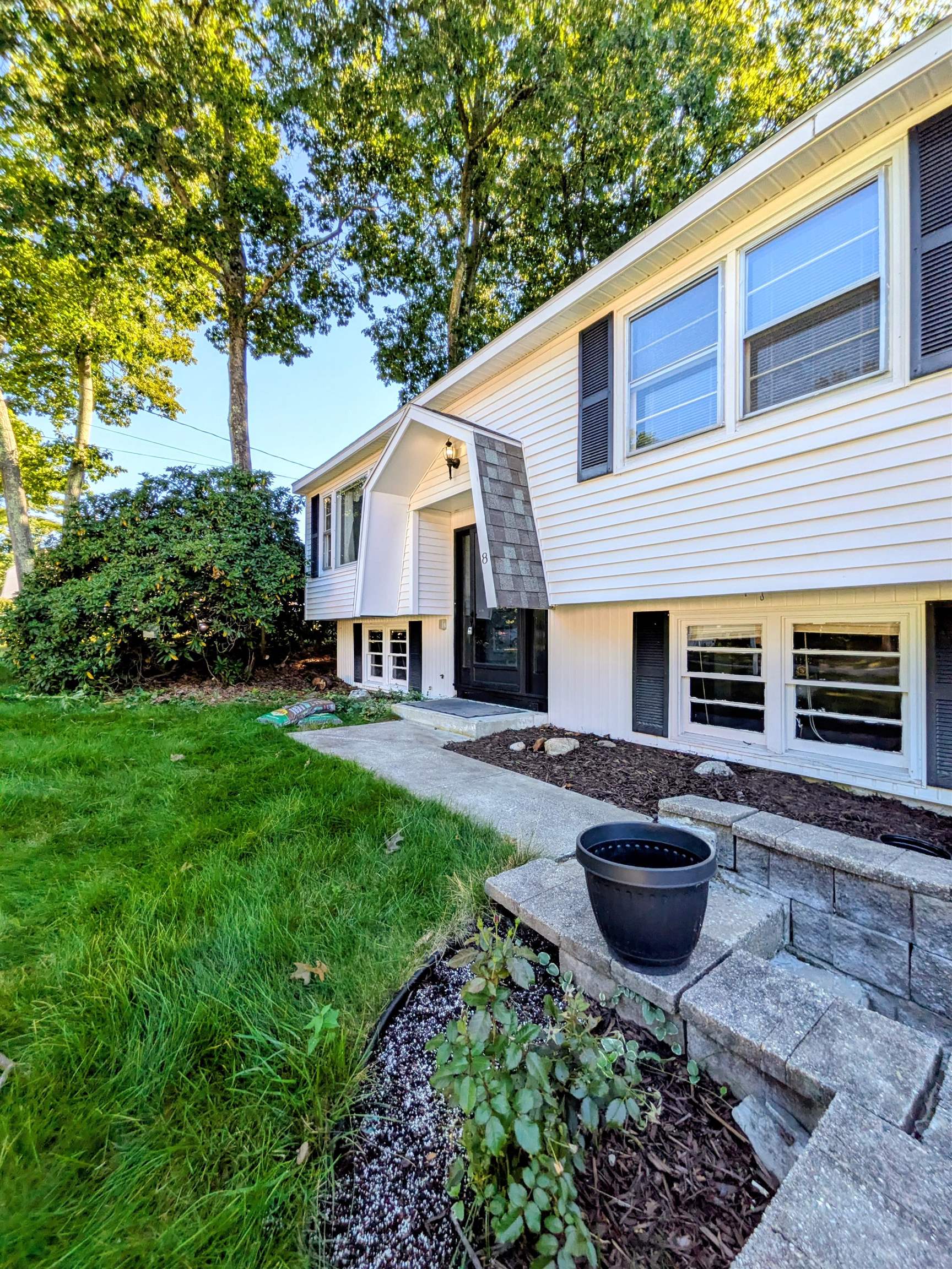 Photo 1 of Single family home for sale at 8 Radcliffe Dr, Nashua, NH 03062 | MLS# 5106923 | Listing updated on 2026-09-17