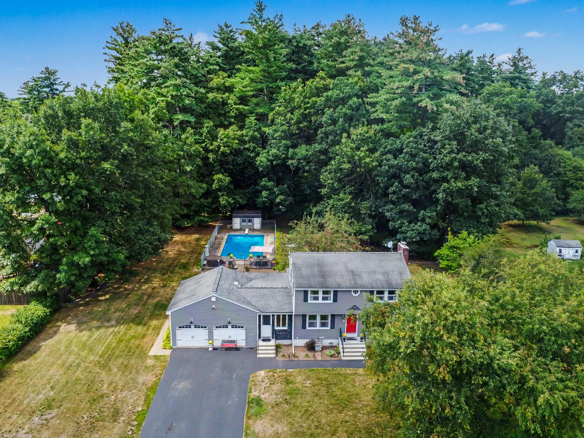 13 Patricia St, Windham, NH 03087