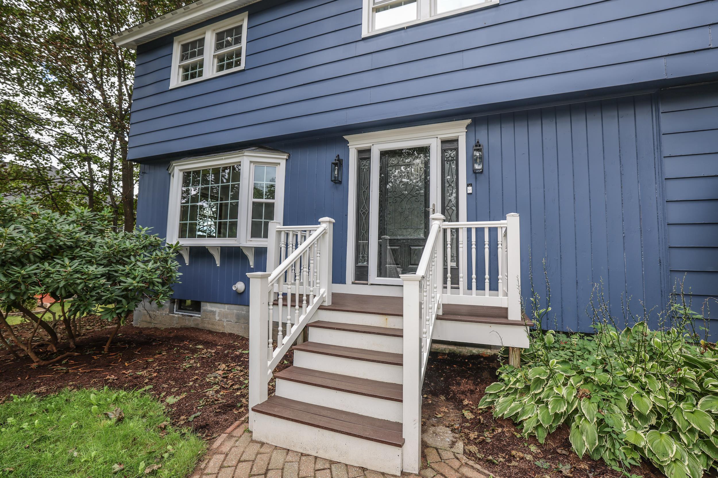 Stylish walkway and composite deck entry
