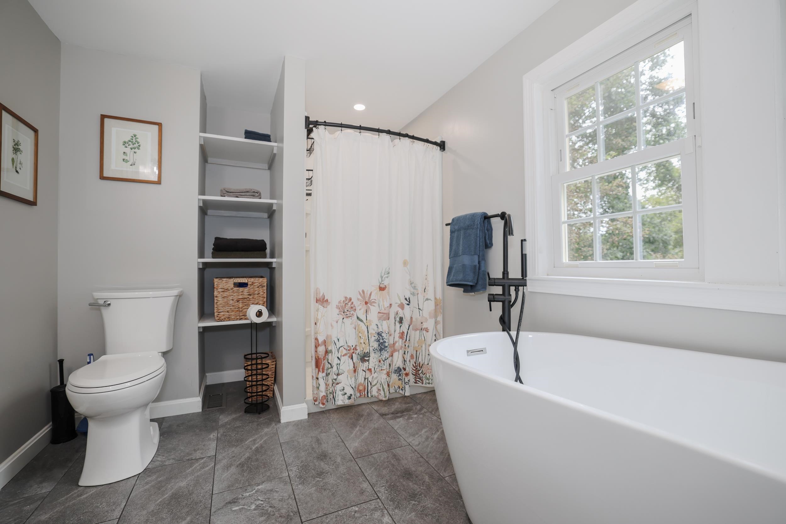 Updated second floor full bath