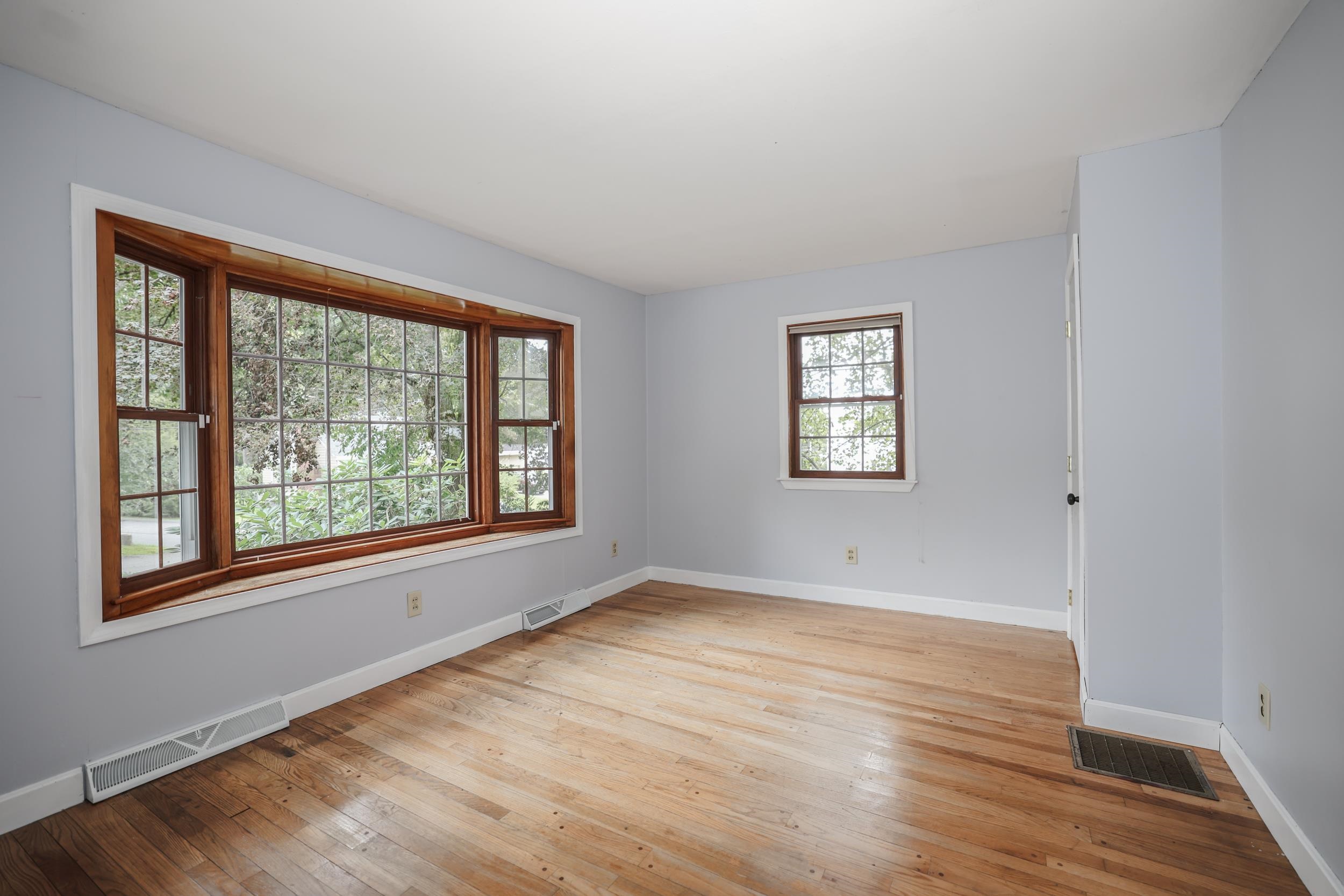 Lovely bay window, could be office?