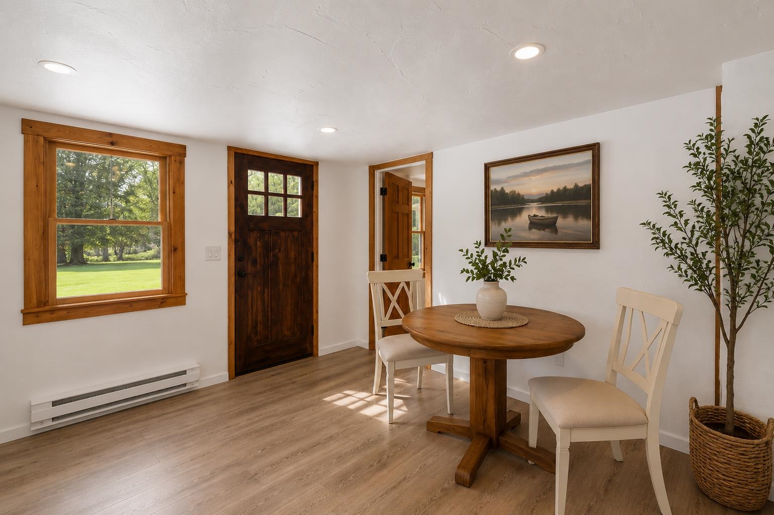 A great eating area right next to the kitchen