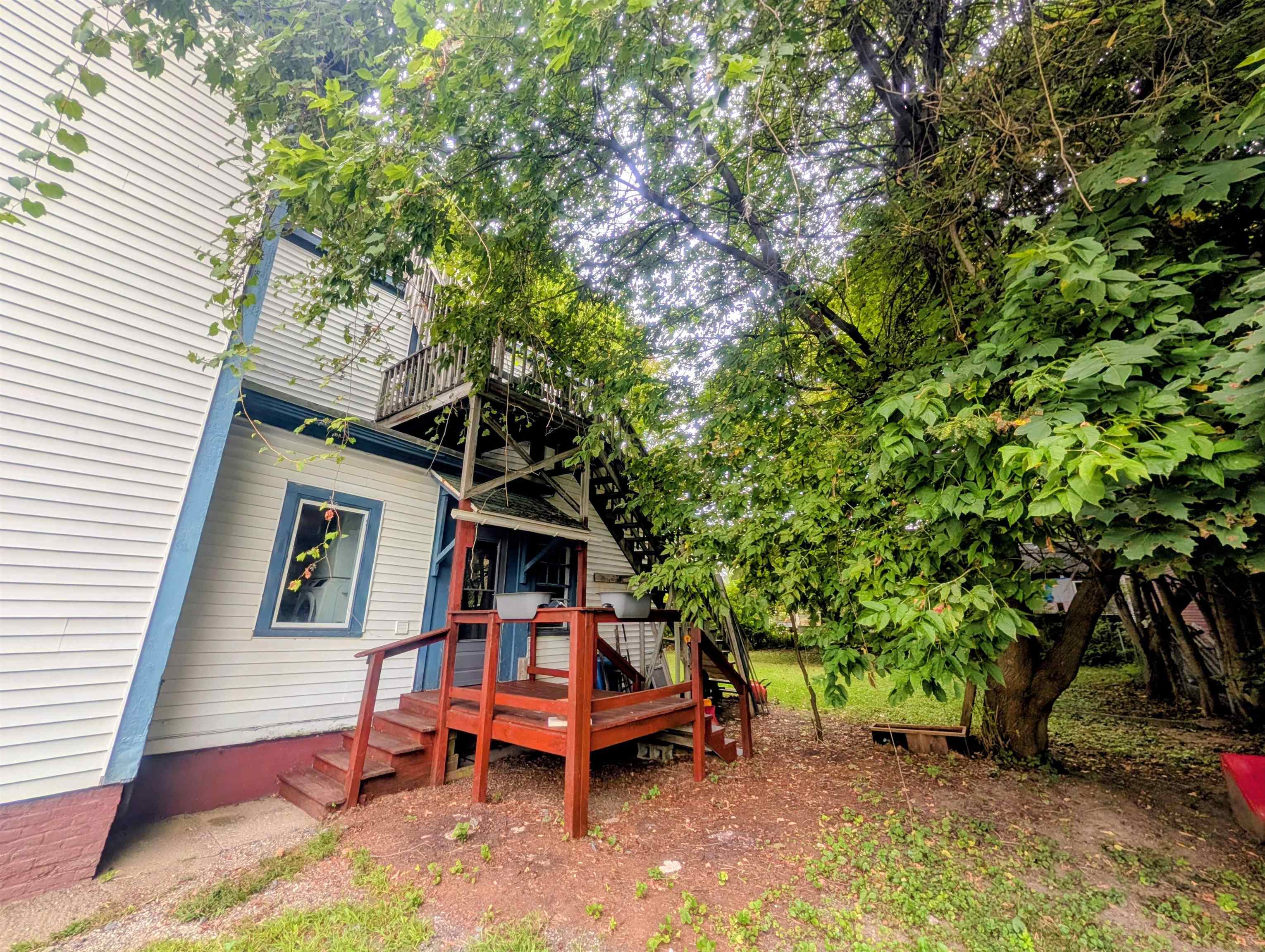 side Deck / Entrance 26091635