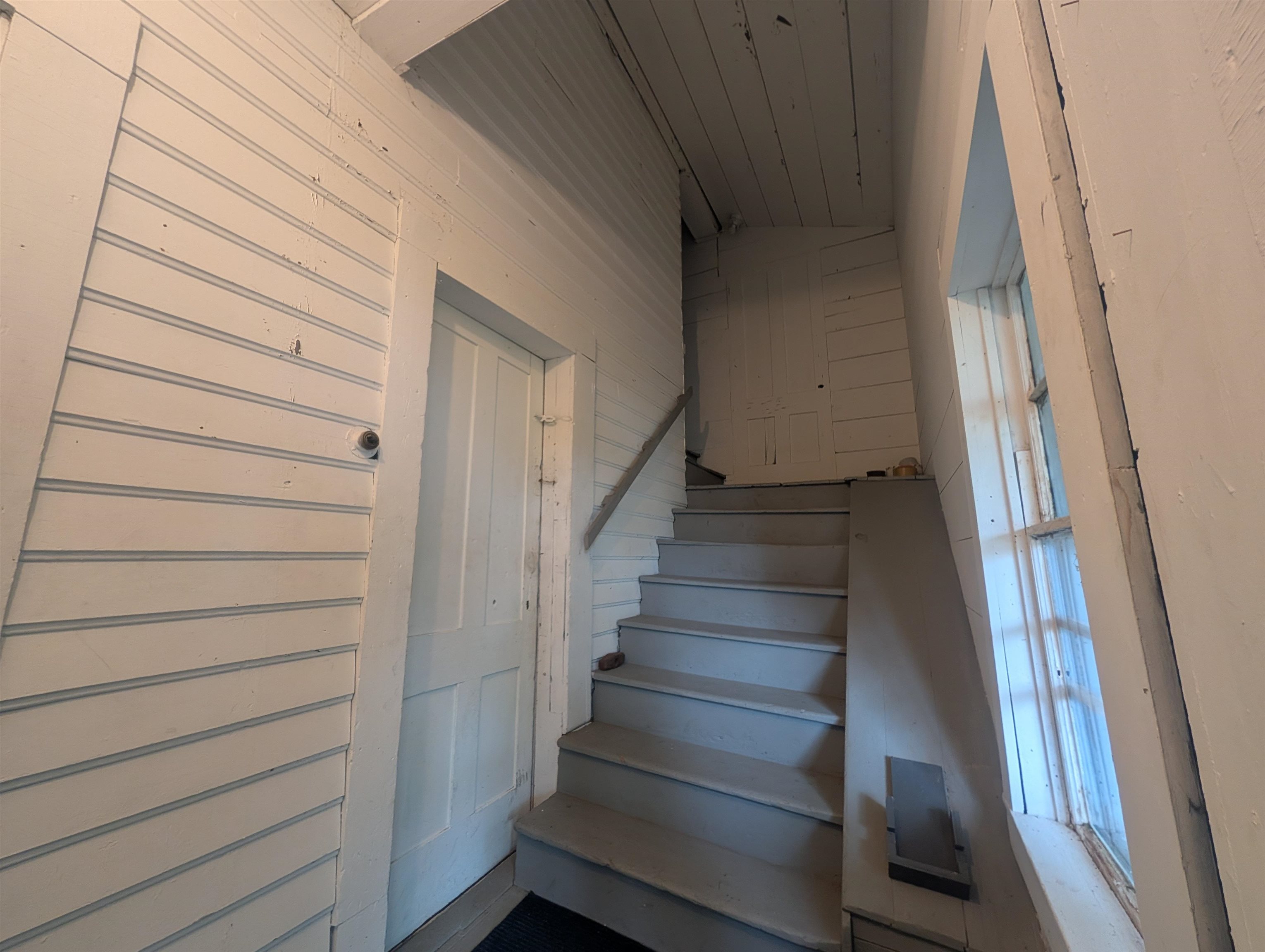 Back Stairs to 2nd Level 26091642