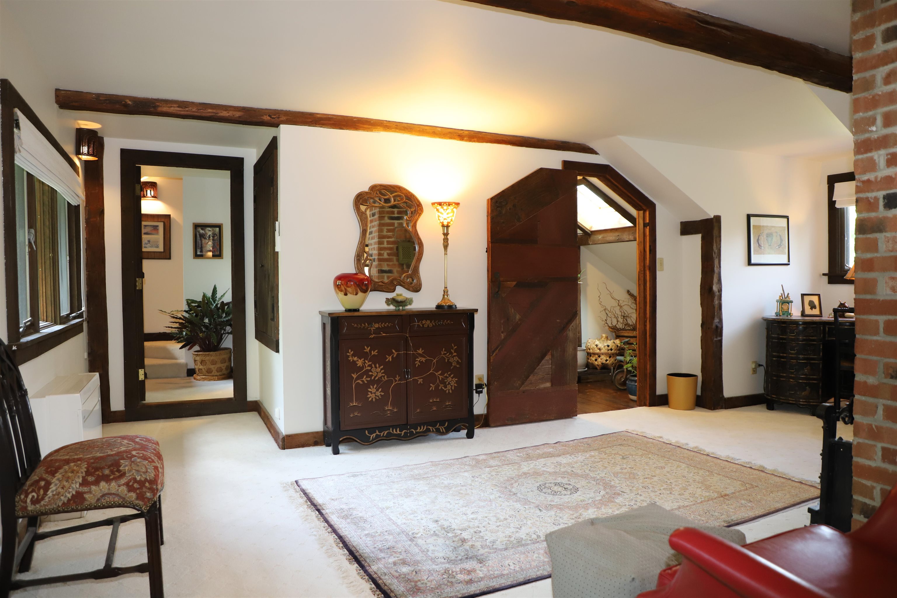 George sitting room passes Bath shared by Kramer