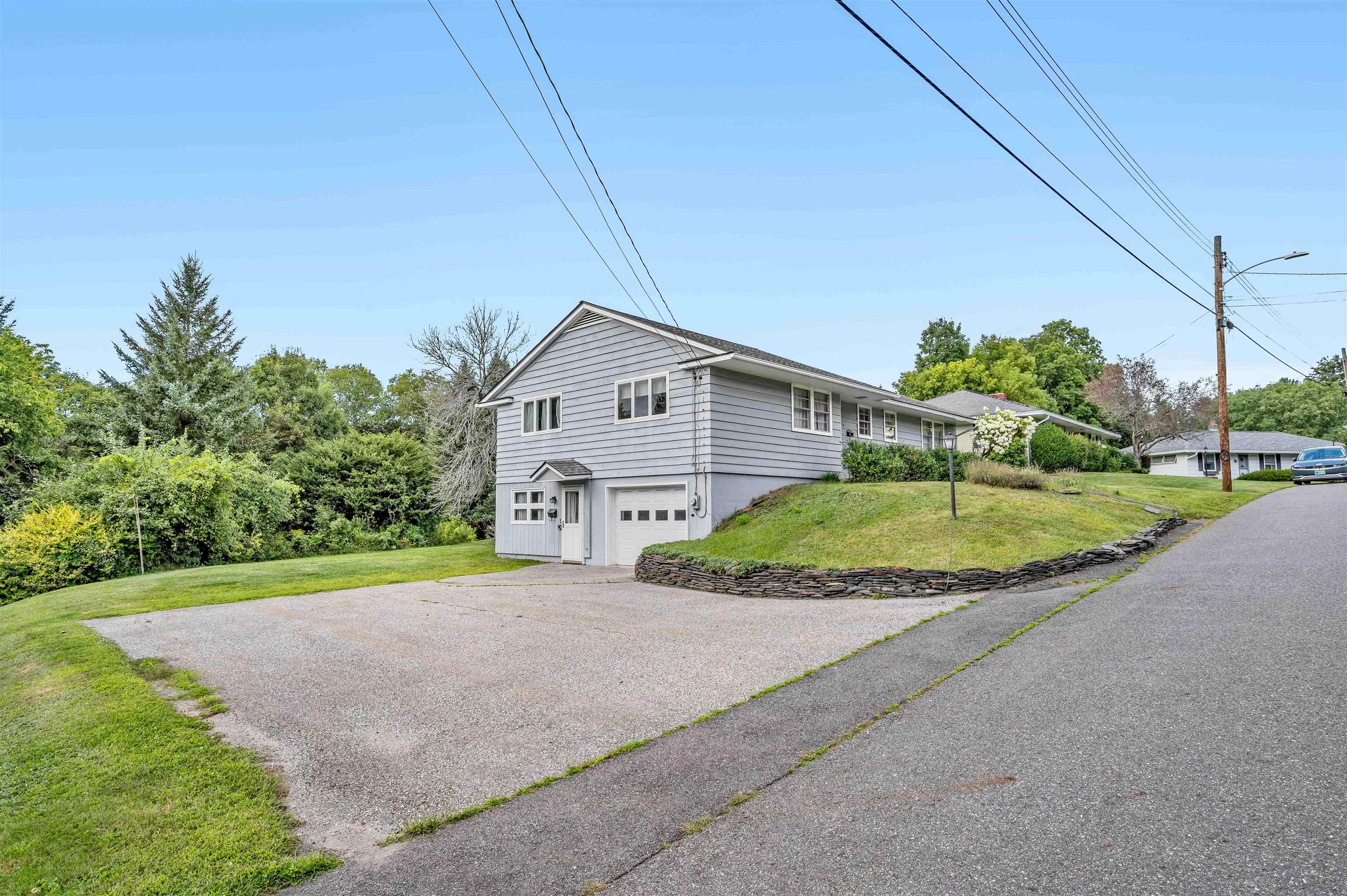Nice driveway to garage
