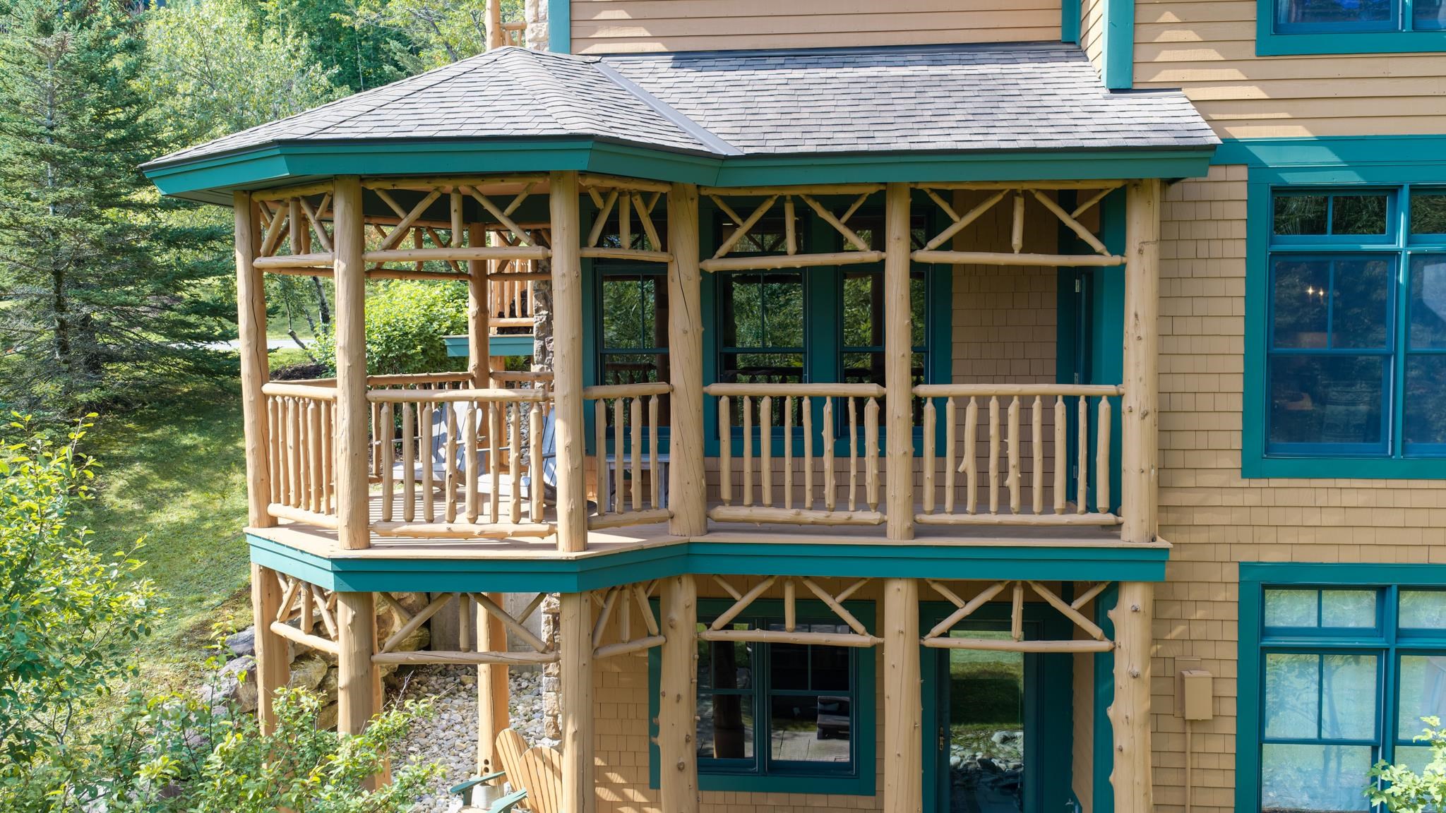 End unit and covered porch