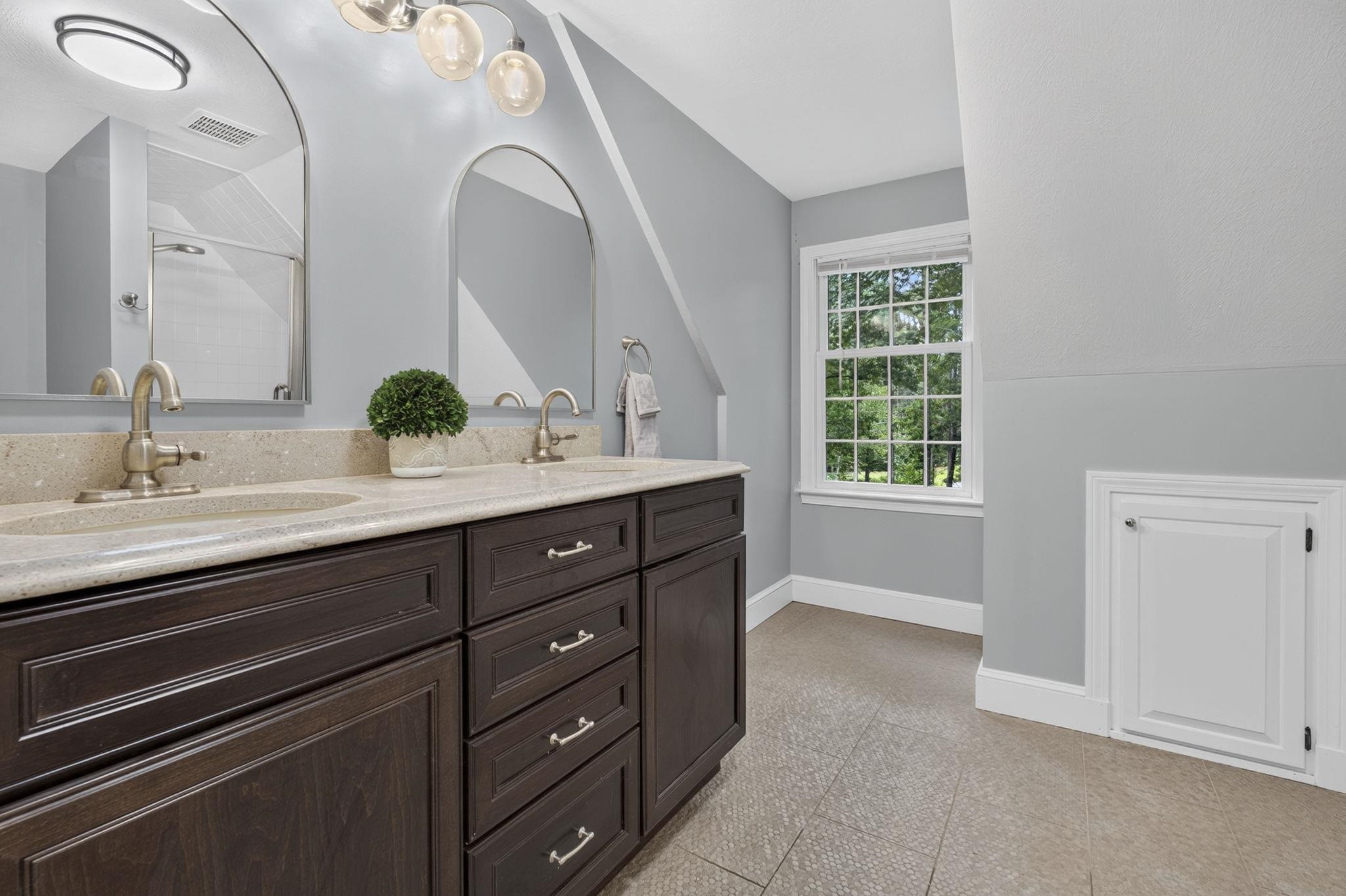 Upstairs Full Bathroom