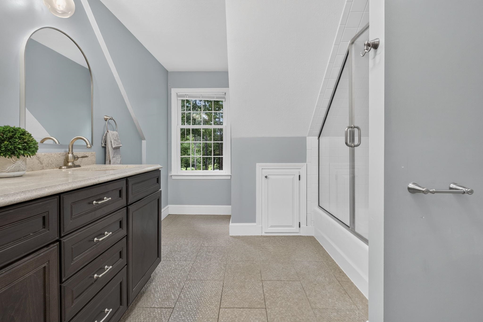 Upstairs Full Bathroom