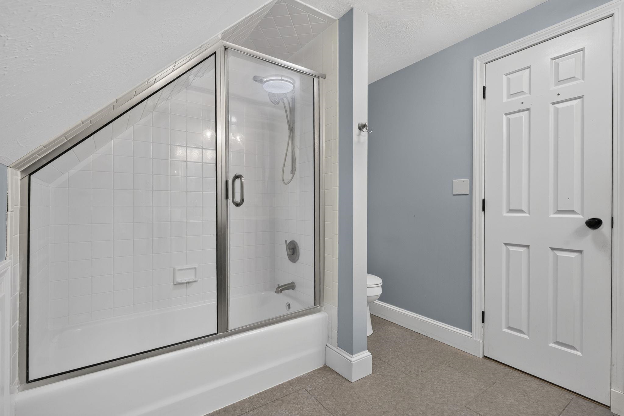 Upstairs Full Bathroom