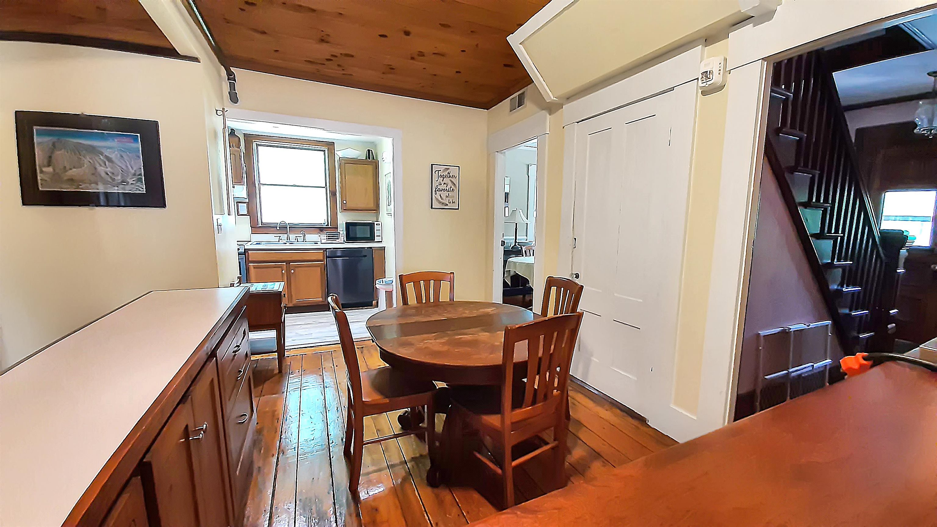 Breakfast Area Off Kitchen 25583252