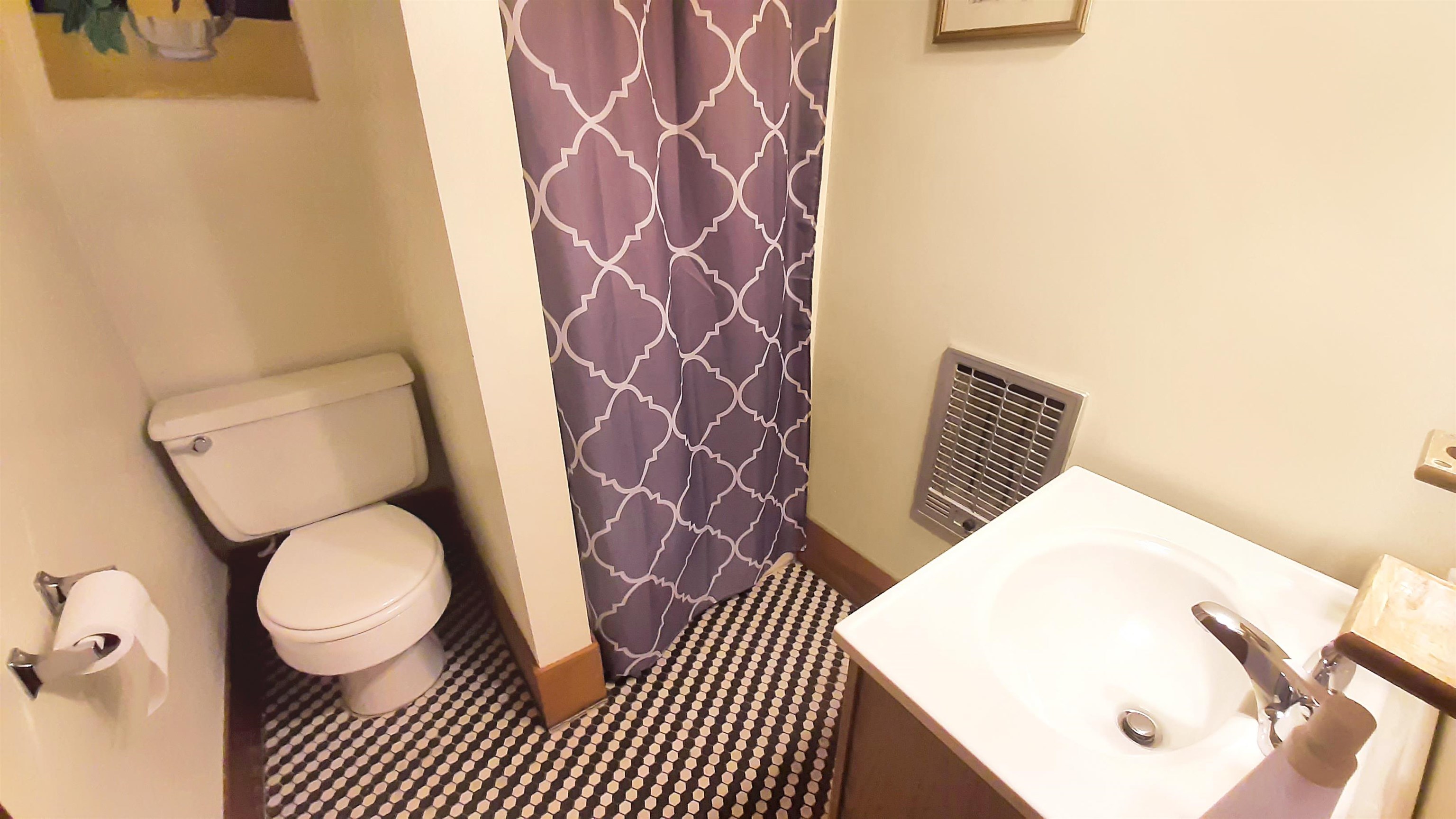 En Suite Bathroom with Shower in Bunk Room 25583277