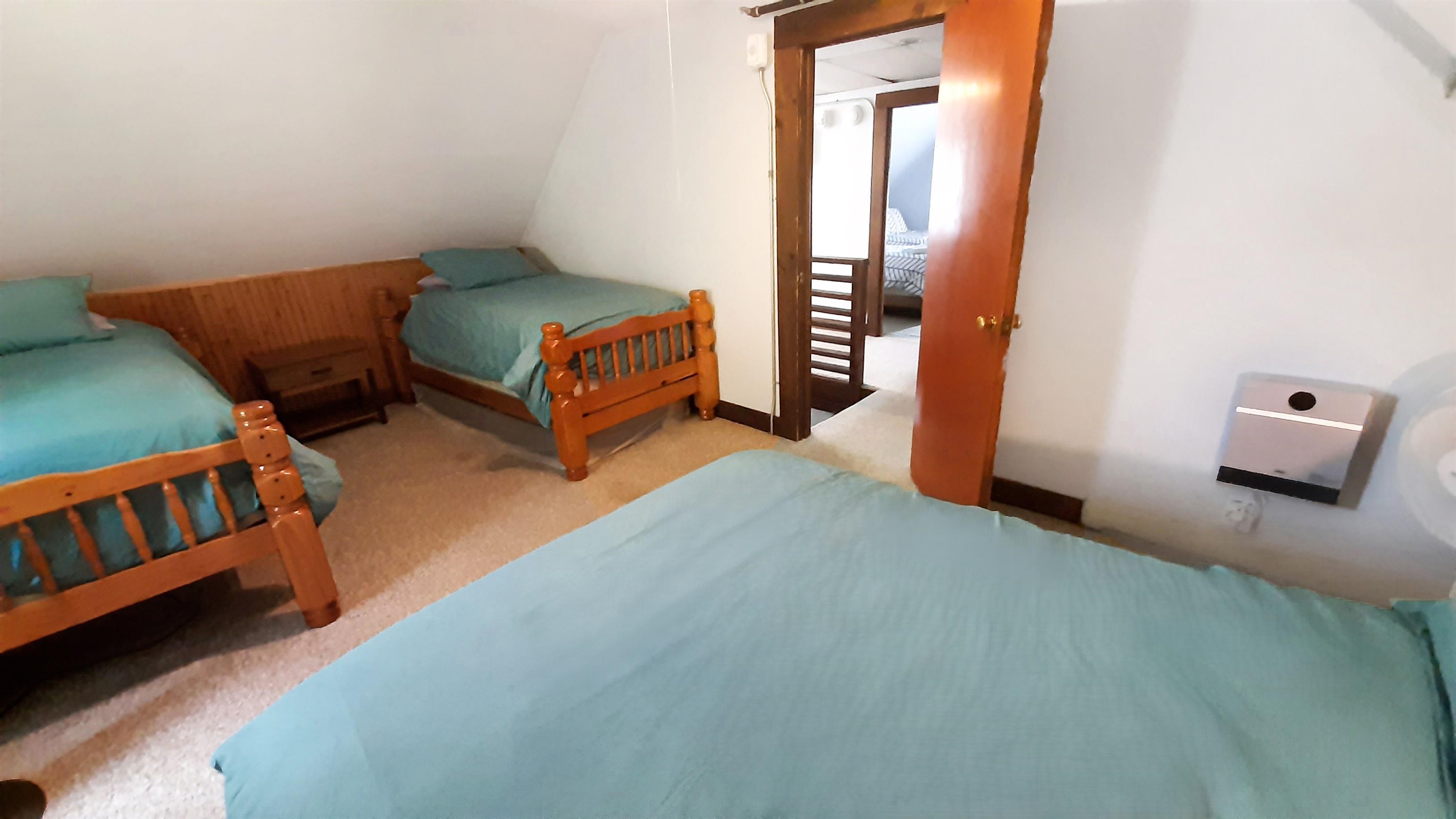 Large Third Floor Bedroom 25583286