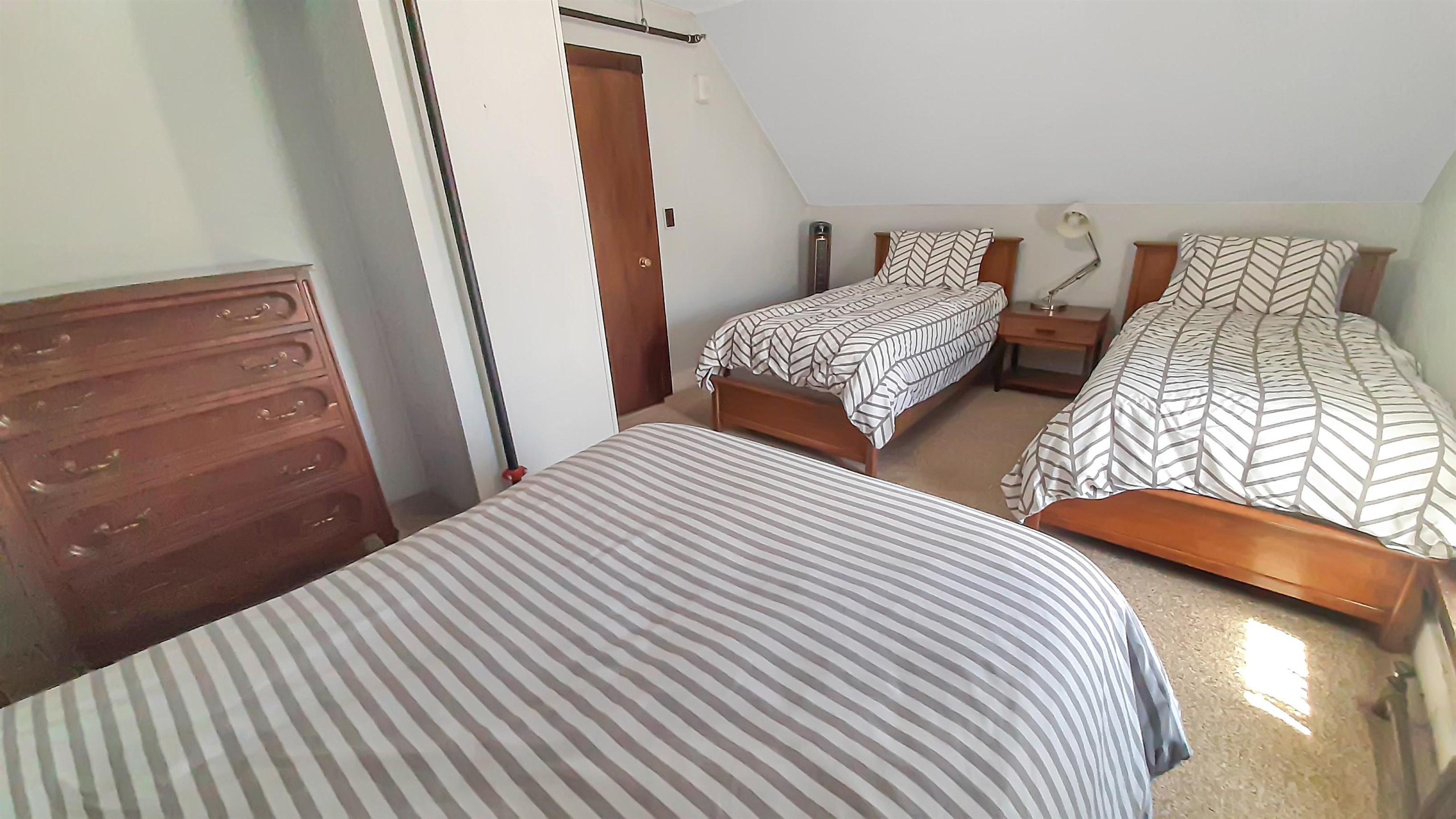 Another Large Third Floor Bedroom 25583292