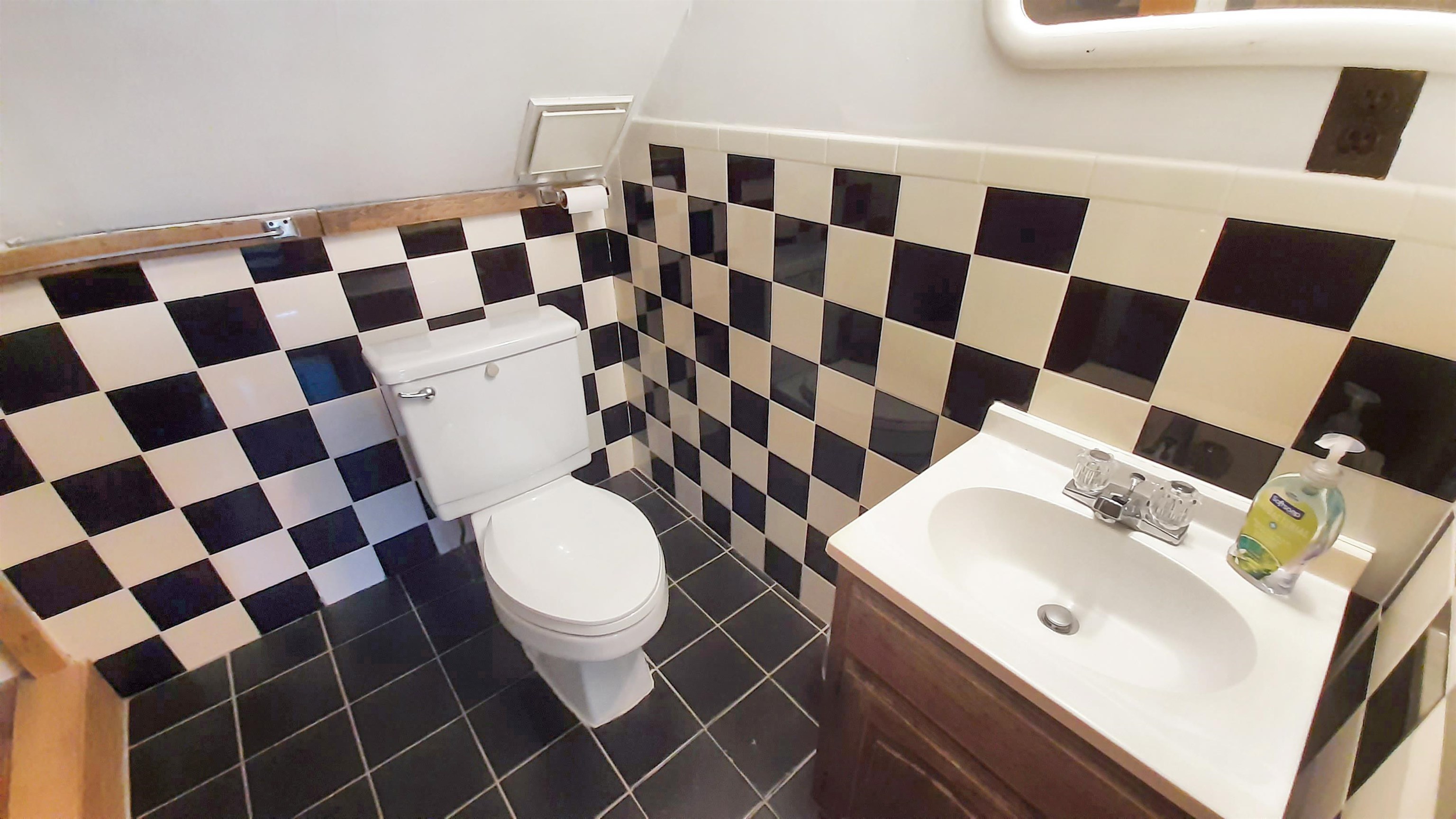 Third Floor Bathroom 25583288
