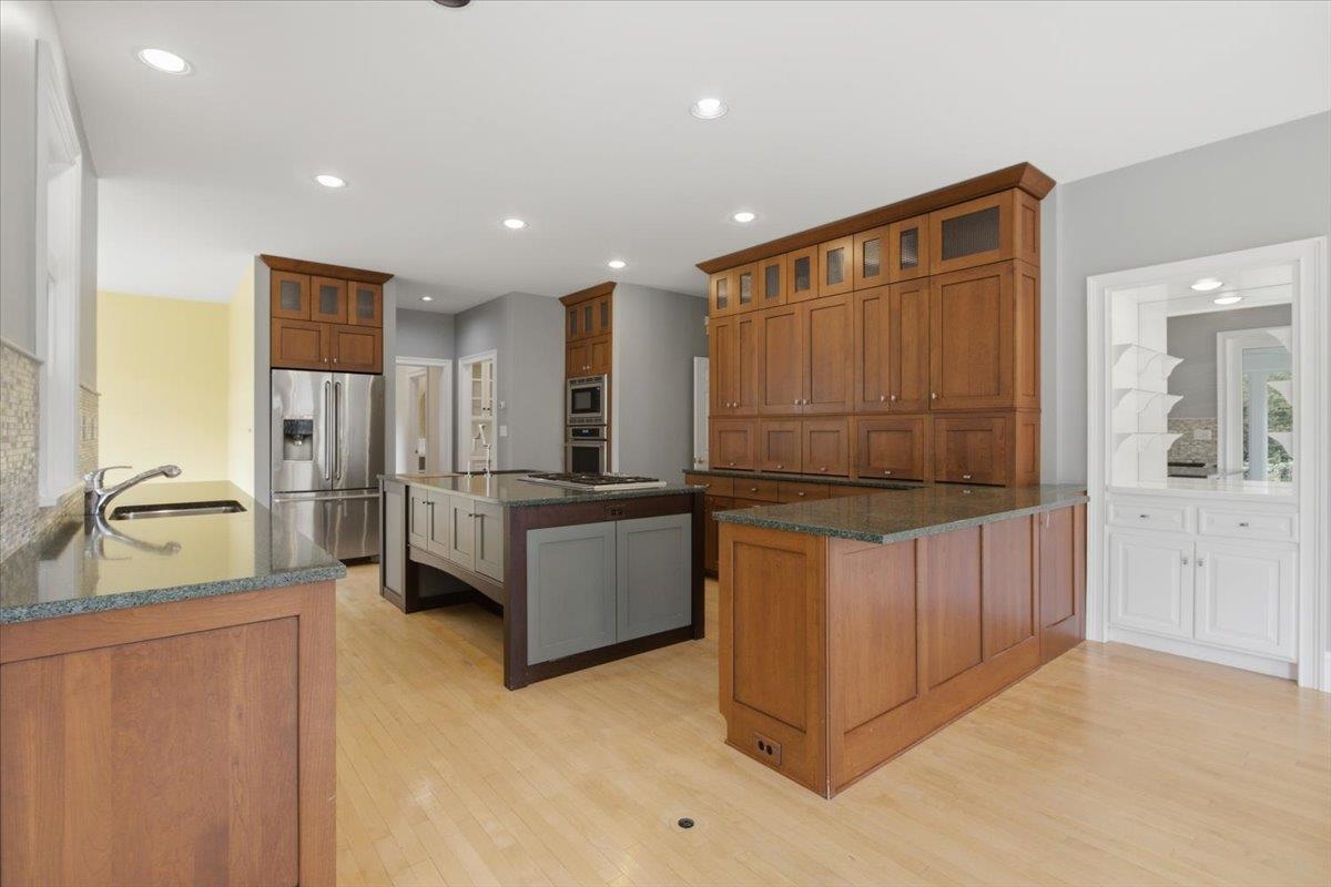 Kitchen features two sinks, seating peninsula, ample counter space!