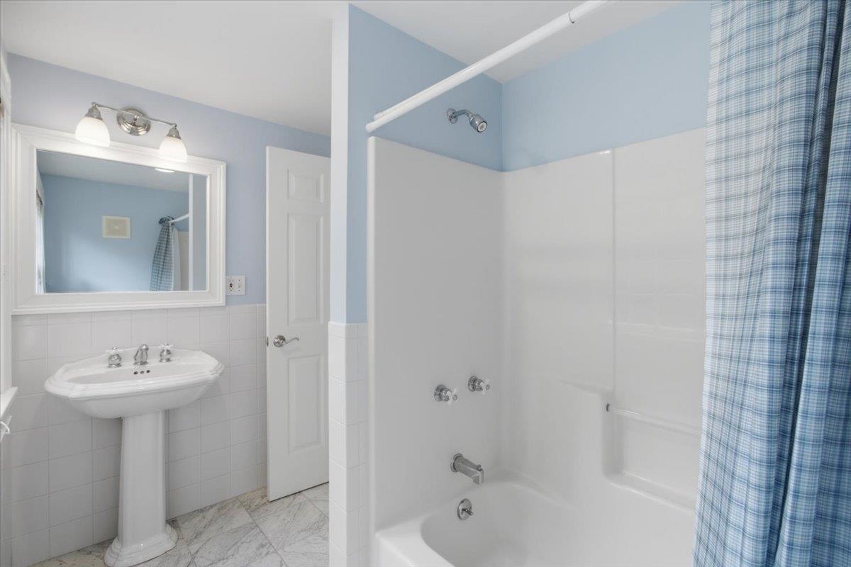 Bedroom 2 - en suite Full Bath