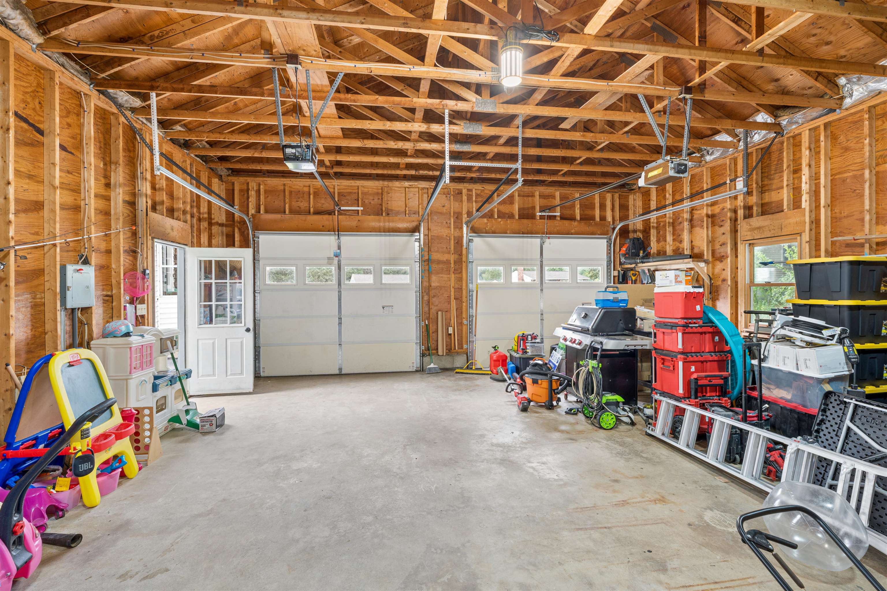 Oversized garage with high ceilings. Mechanic