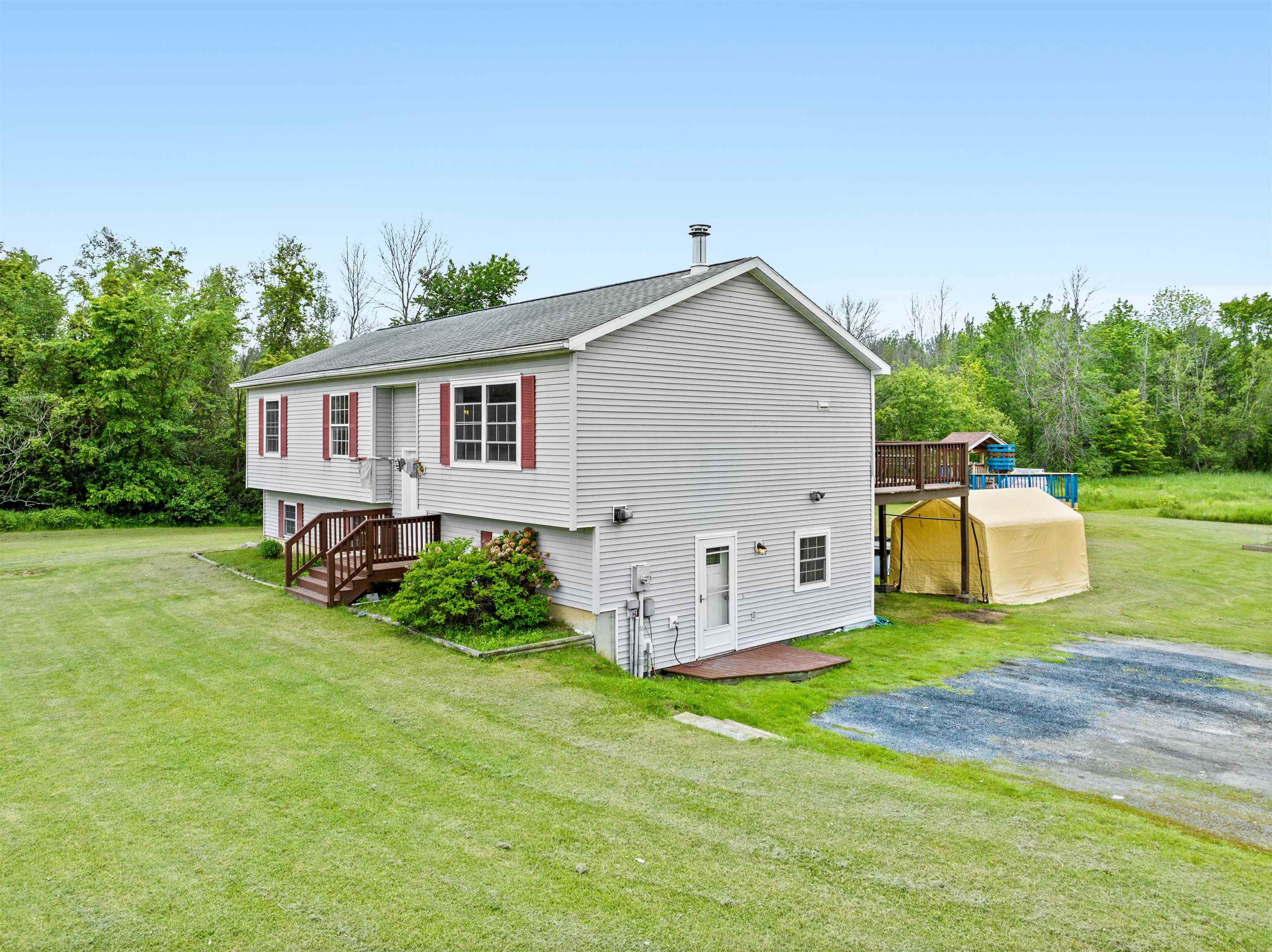 Photo 2 of Single family home for sale at 3337 Lakeview Dr, North Hero, VT 05474 | MLS# 5107366 | Listing updated on 2026-09-18