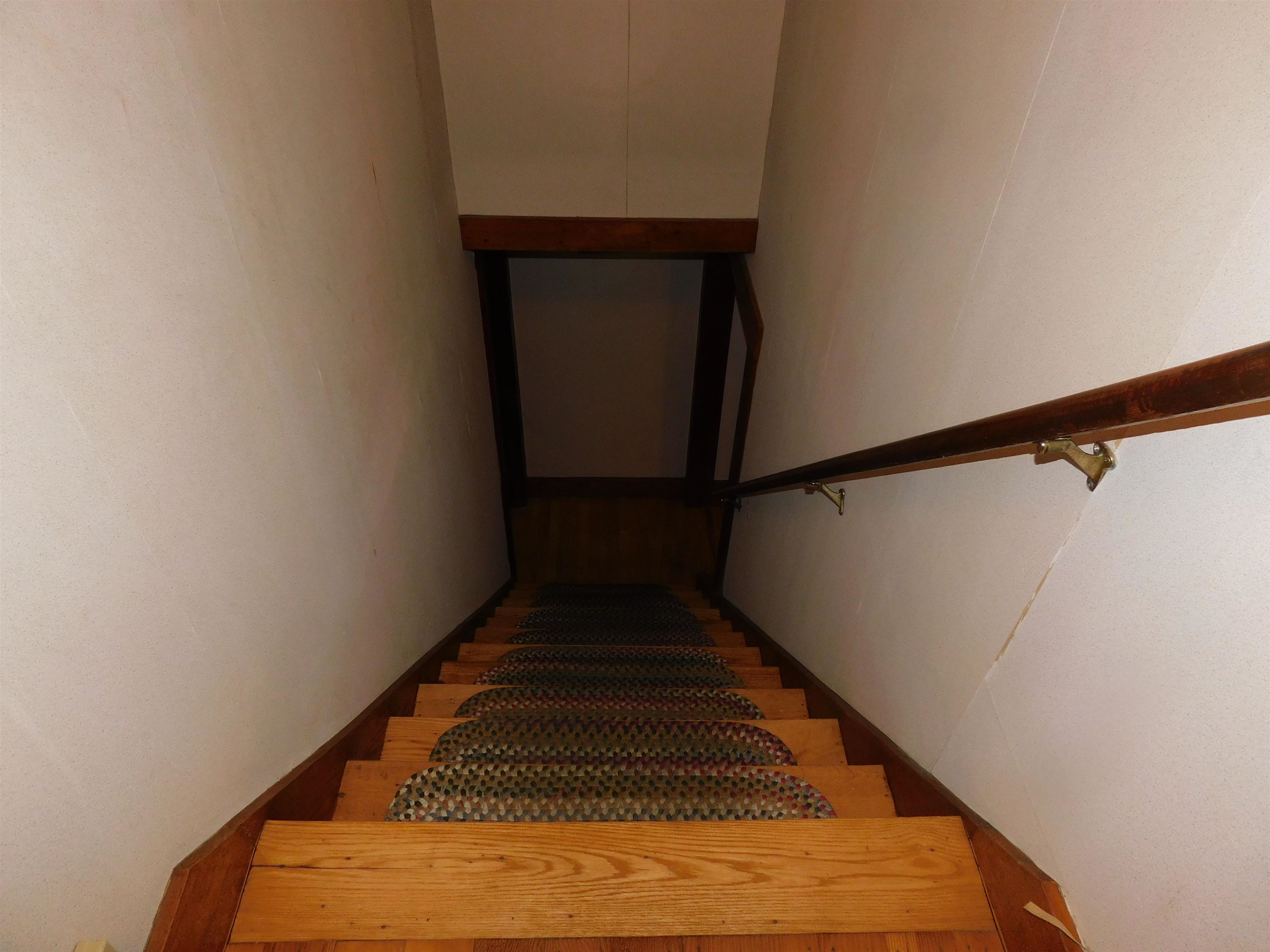 Second floor stairway 26138981