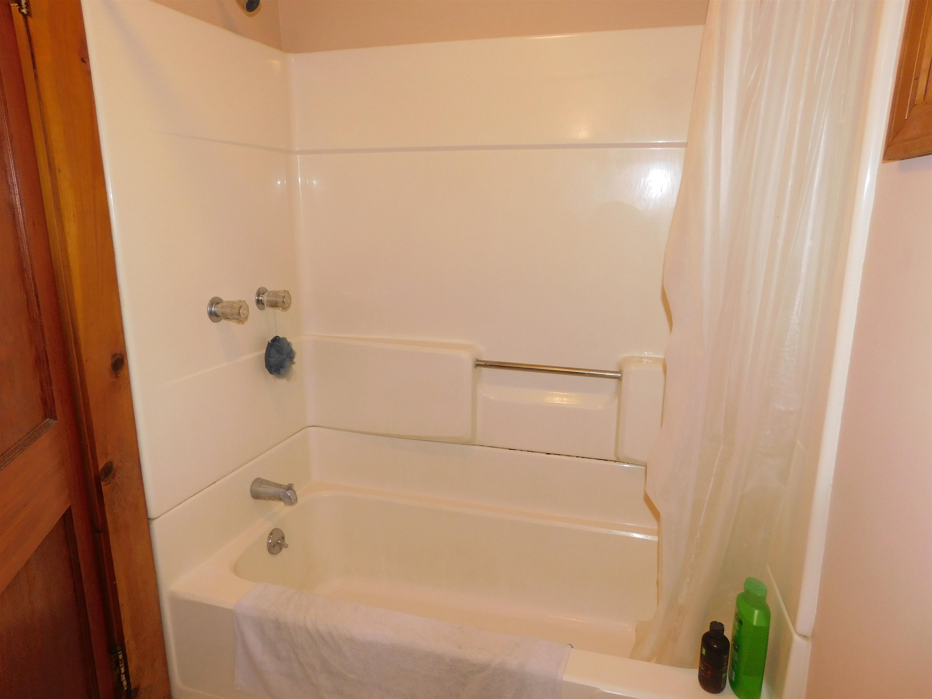 Second floor full bath 26139035