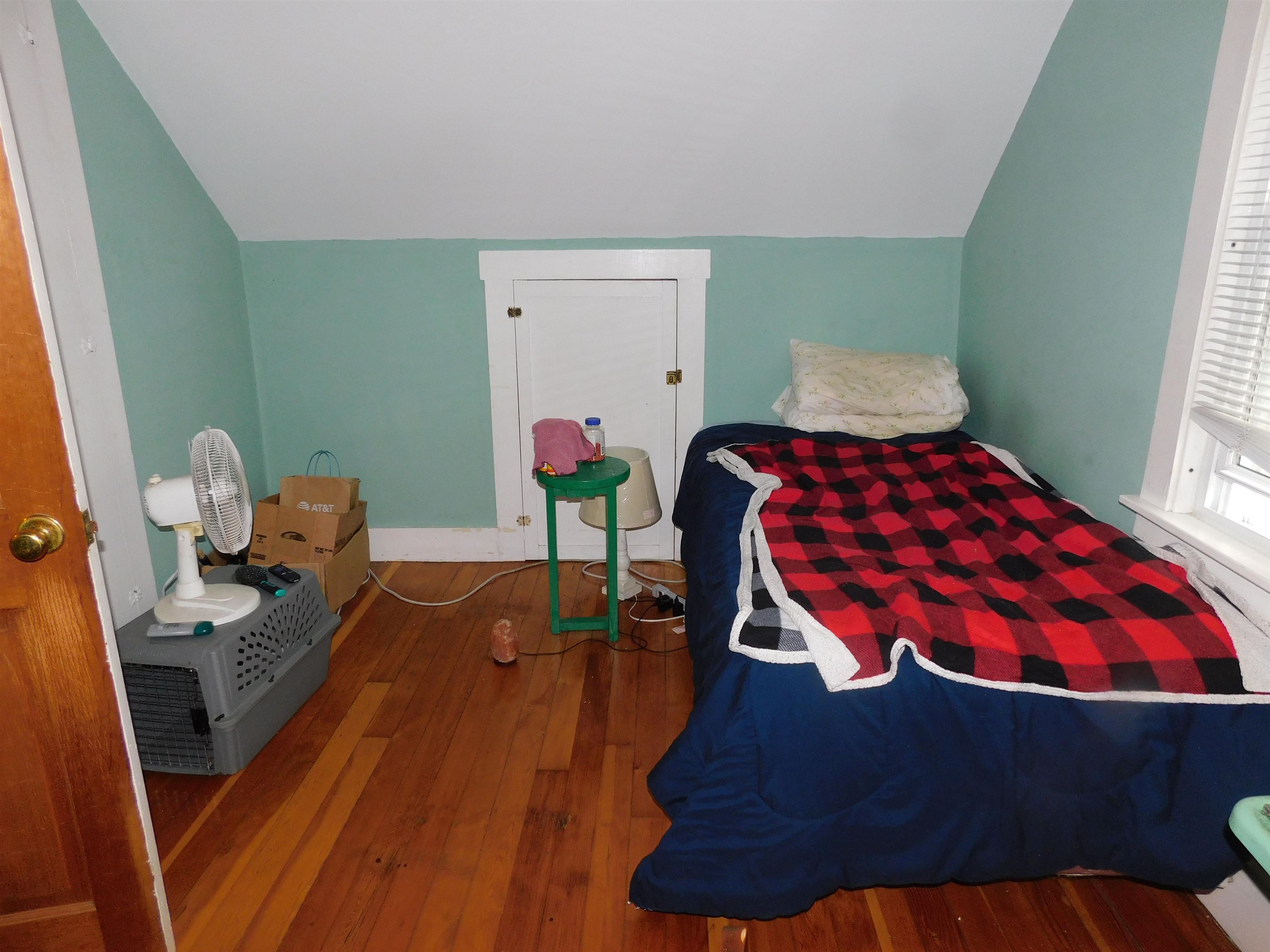 Second floor bedroom 26139021