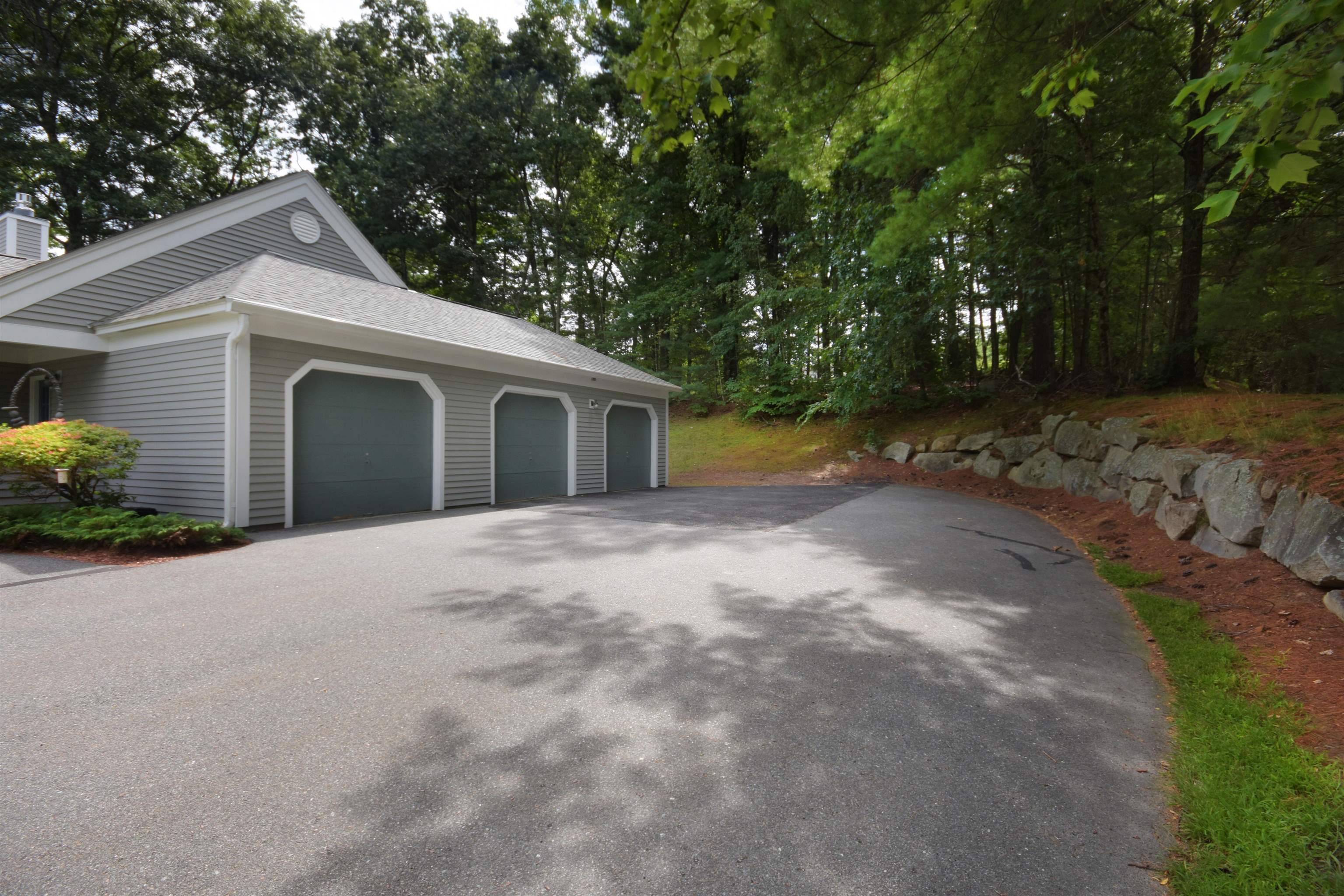 Photo 2 of Townhouse for sale at 42 Dogwood Dr, Nashua, NH 03062 | MLS# 5108120 | Listing updated on 2026-09-24