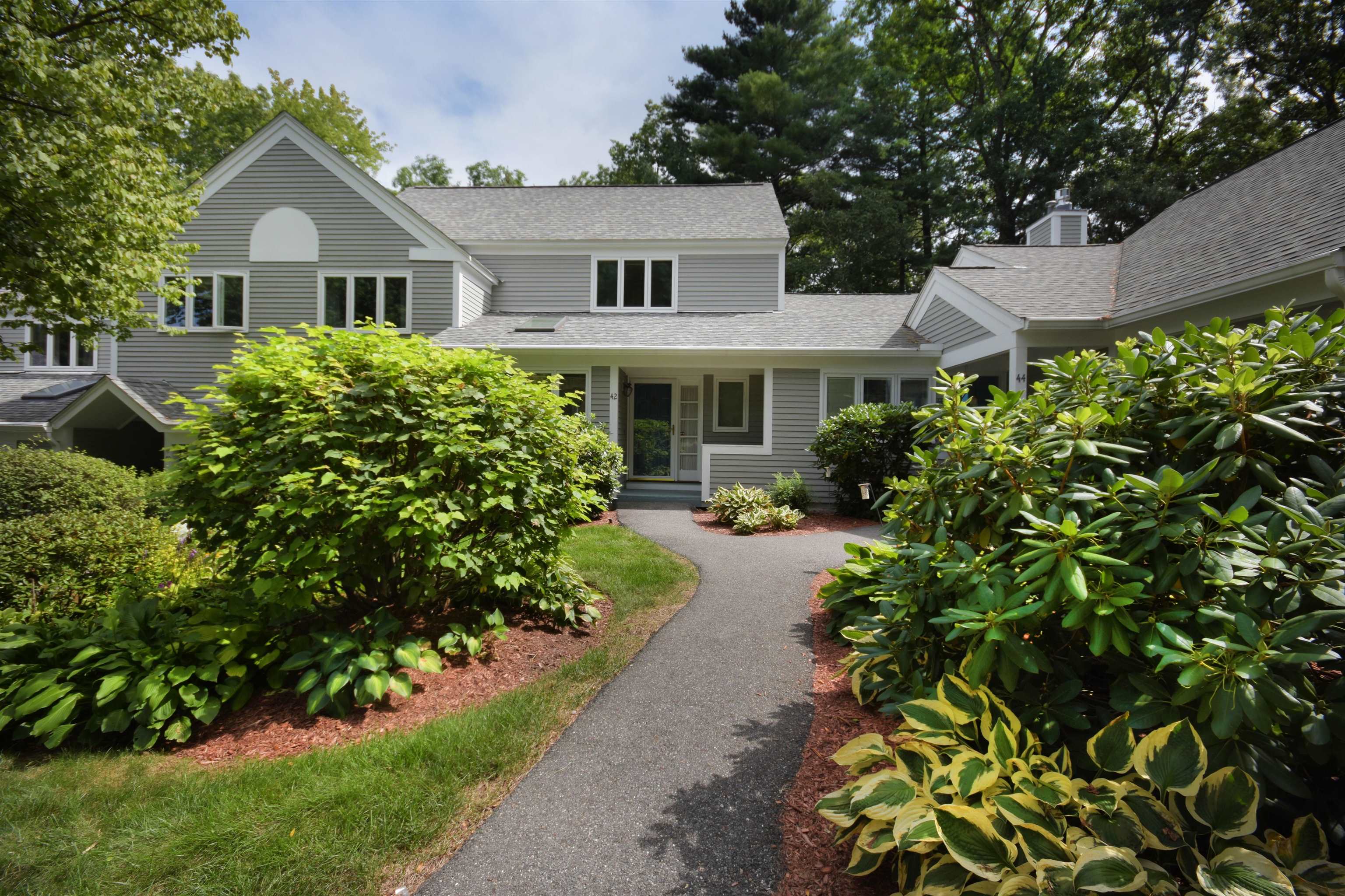 Photo 2 of Townhouse for sale at 42 Dogwood Dr, Nashua, NH 03062 | MLS# 5108120 | Listing updated on 2026-09-19