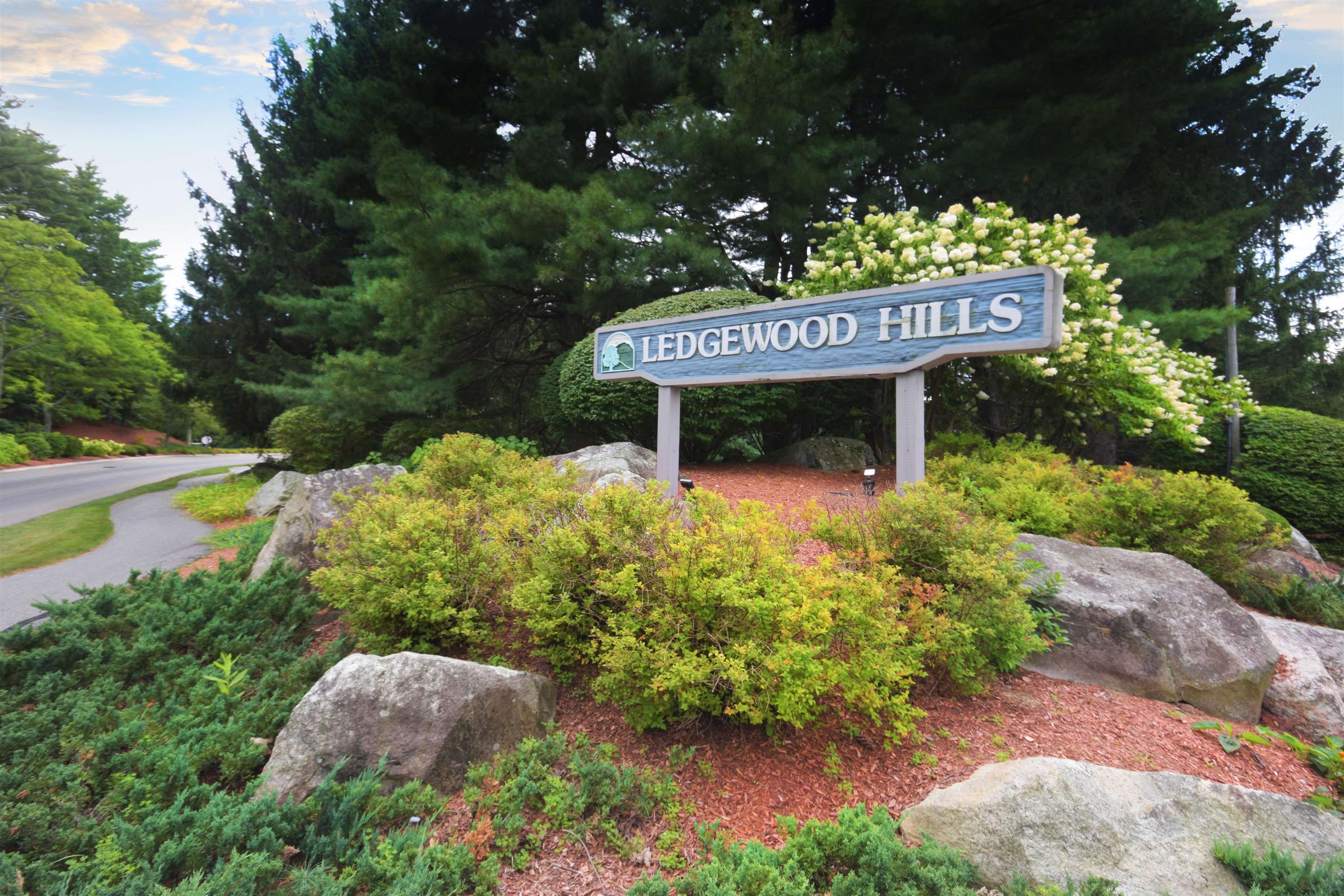 Photo 3 of Townhouse for sale at 42 Dogwood Dr, Nashua, NH 03062 | MLS# 5108120 | Listing updated on 2026-09-24