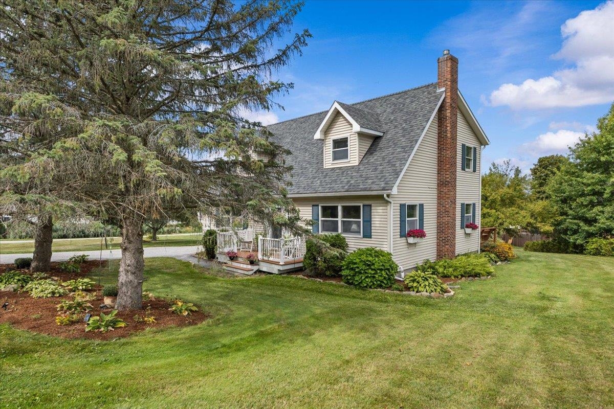 Photo 2 of Single family home for sale at 22 Ashton Dr, Saint Albans, VT 05478 | MLS# 5108145 | Listing updated on 2026-09-16
