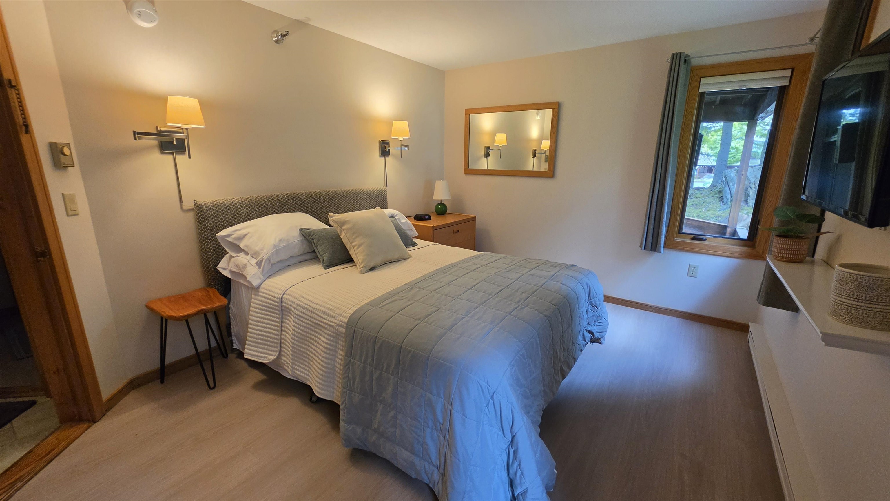 Bedroom with full ensuite bathroom