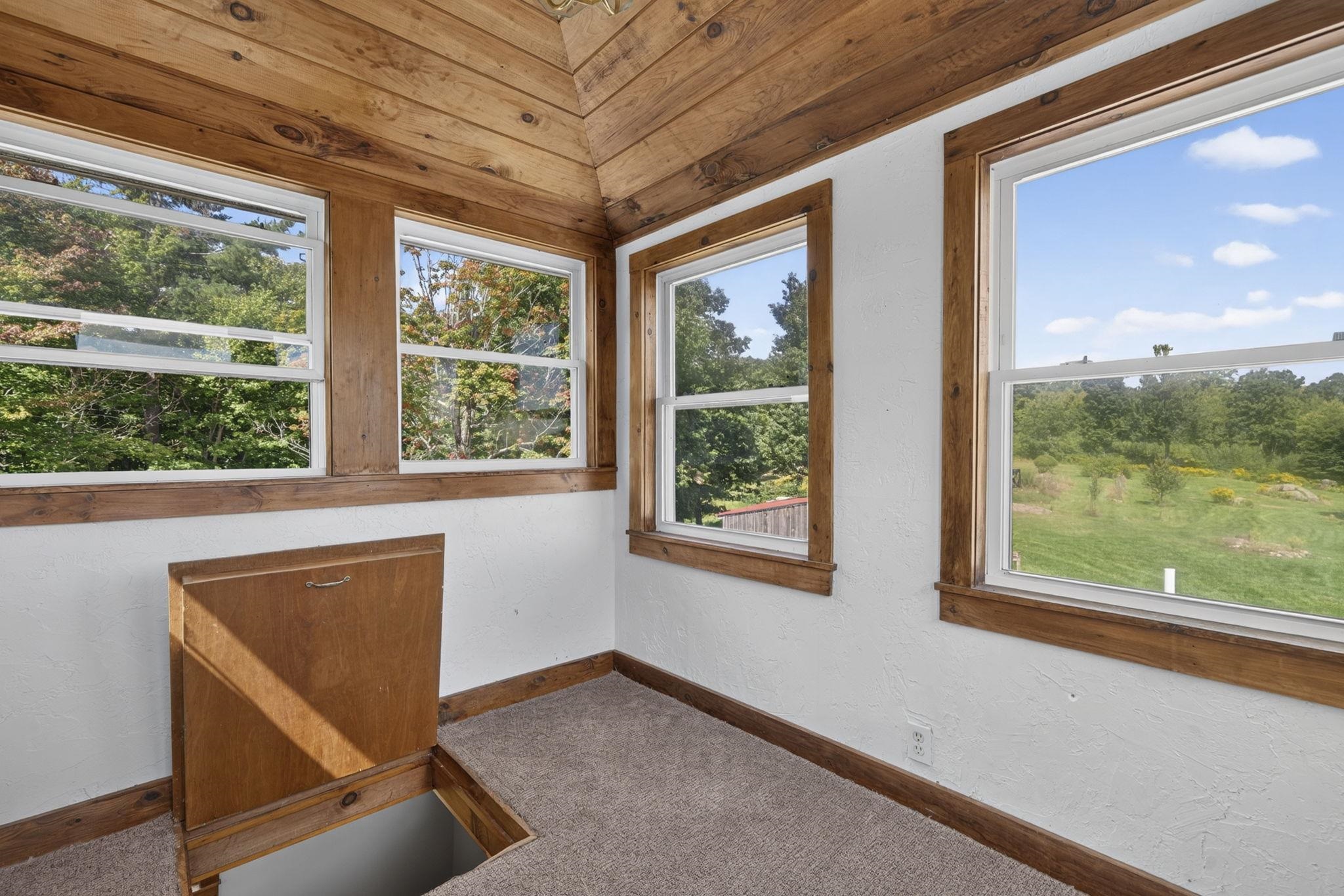 Lookout Room 26160082