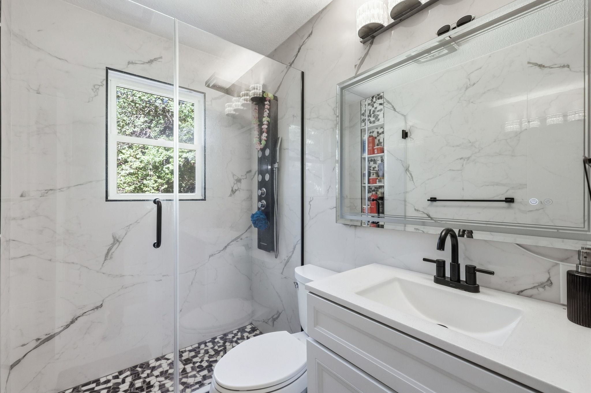 Second Floor Bathroom 26217035