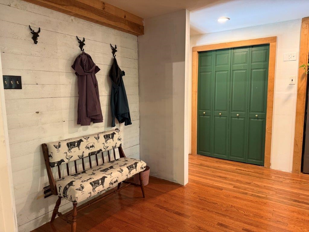 Mudroom Area 26153112
