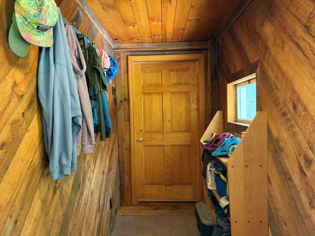 Mudroom Area 26153114