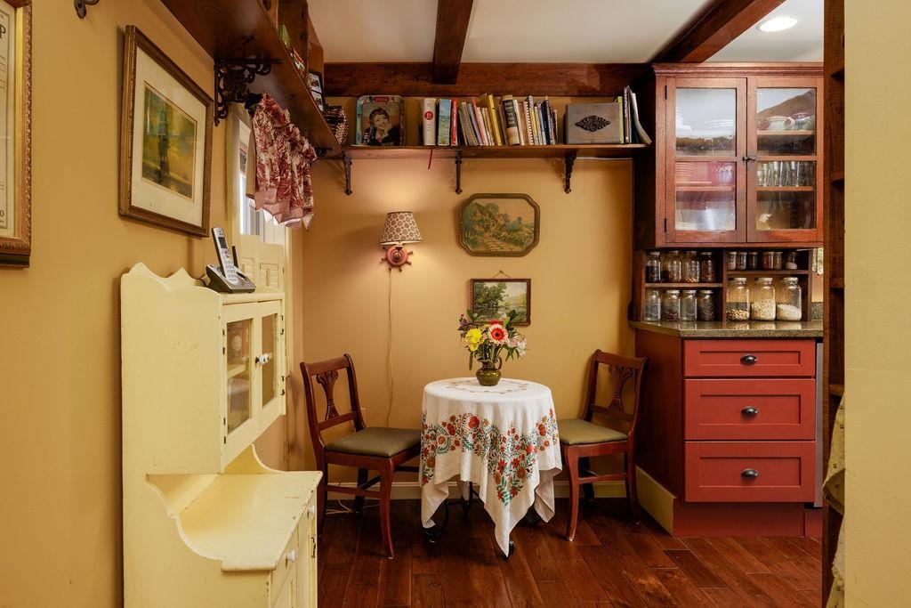 Country Charm 24117124