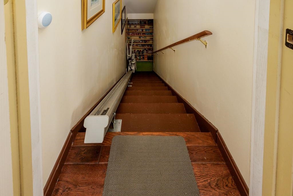 Stairway To Walkout Level 24117160