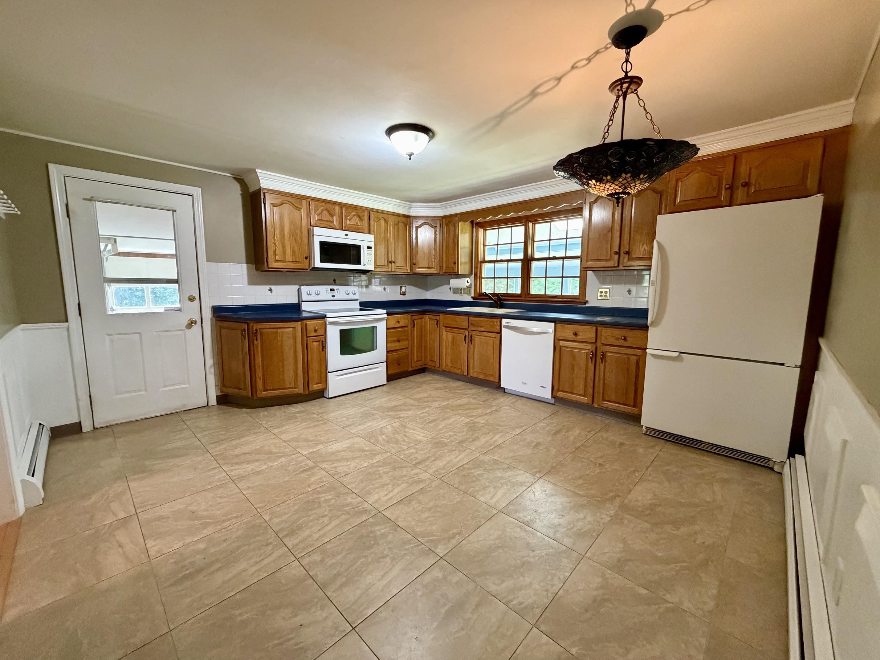 large eat-in kitchen