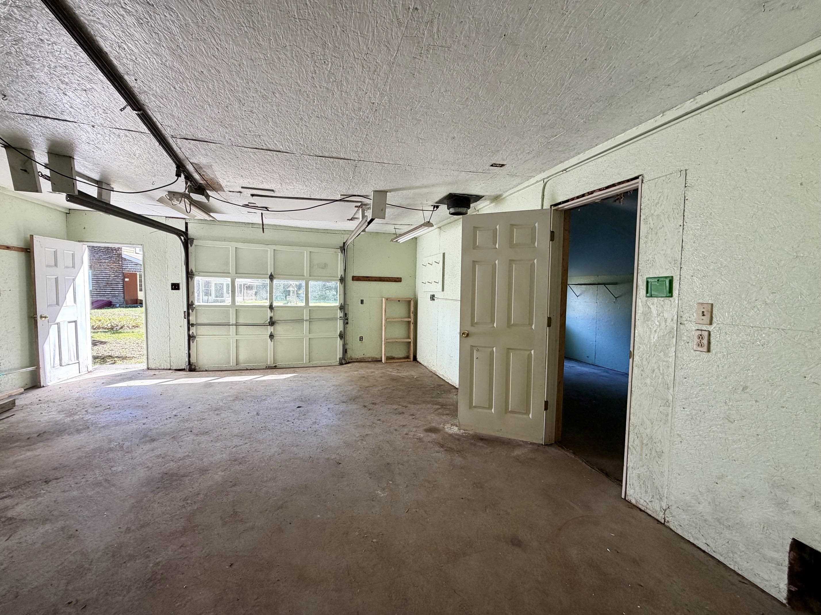 detached workshop/garage view 3