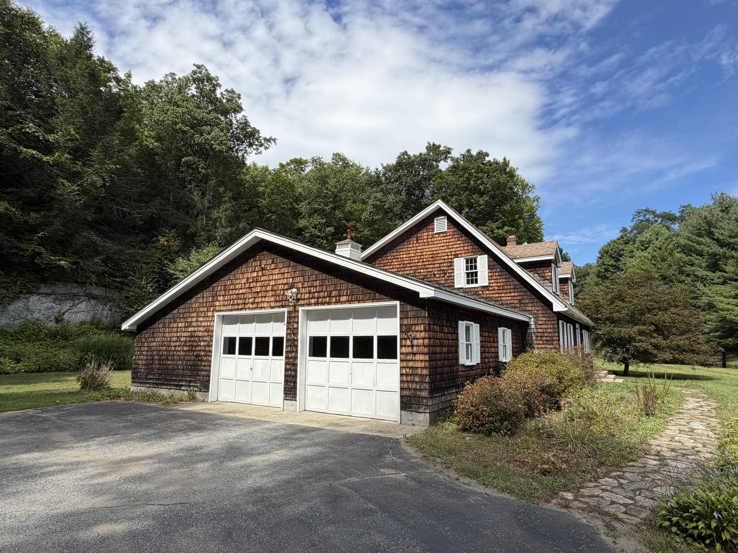 Nice 2 car-garage, direct entry, auto doors