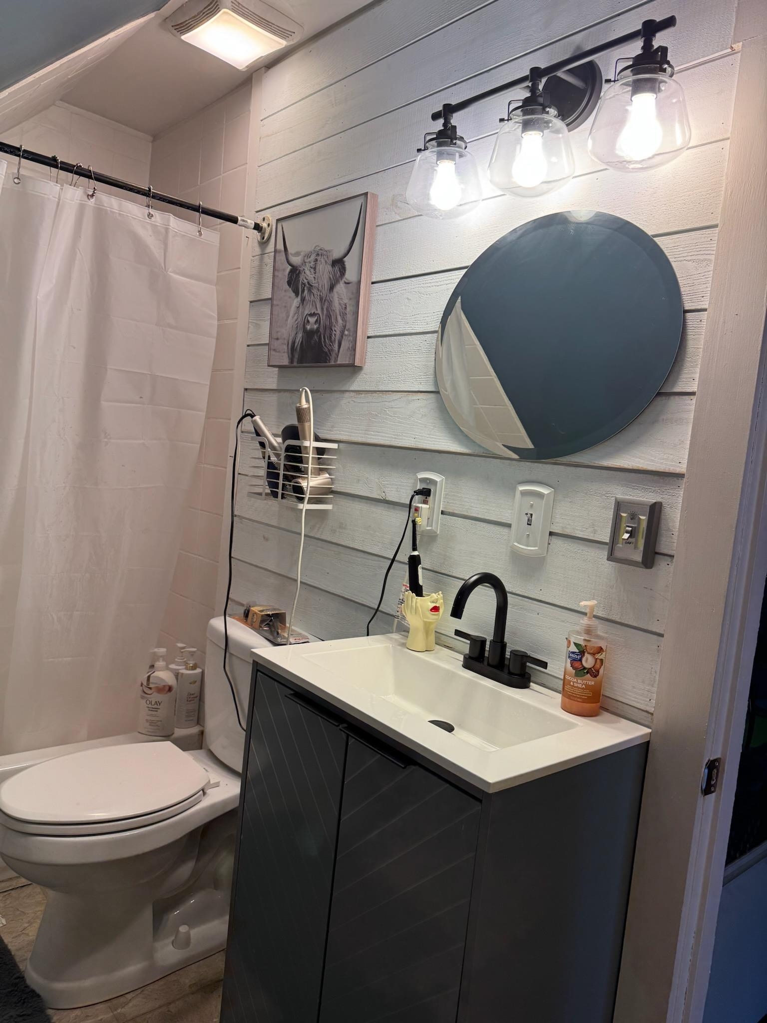 Upstairs full bath