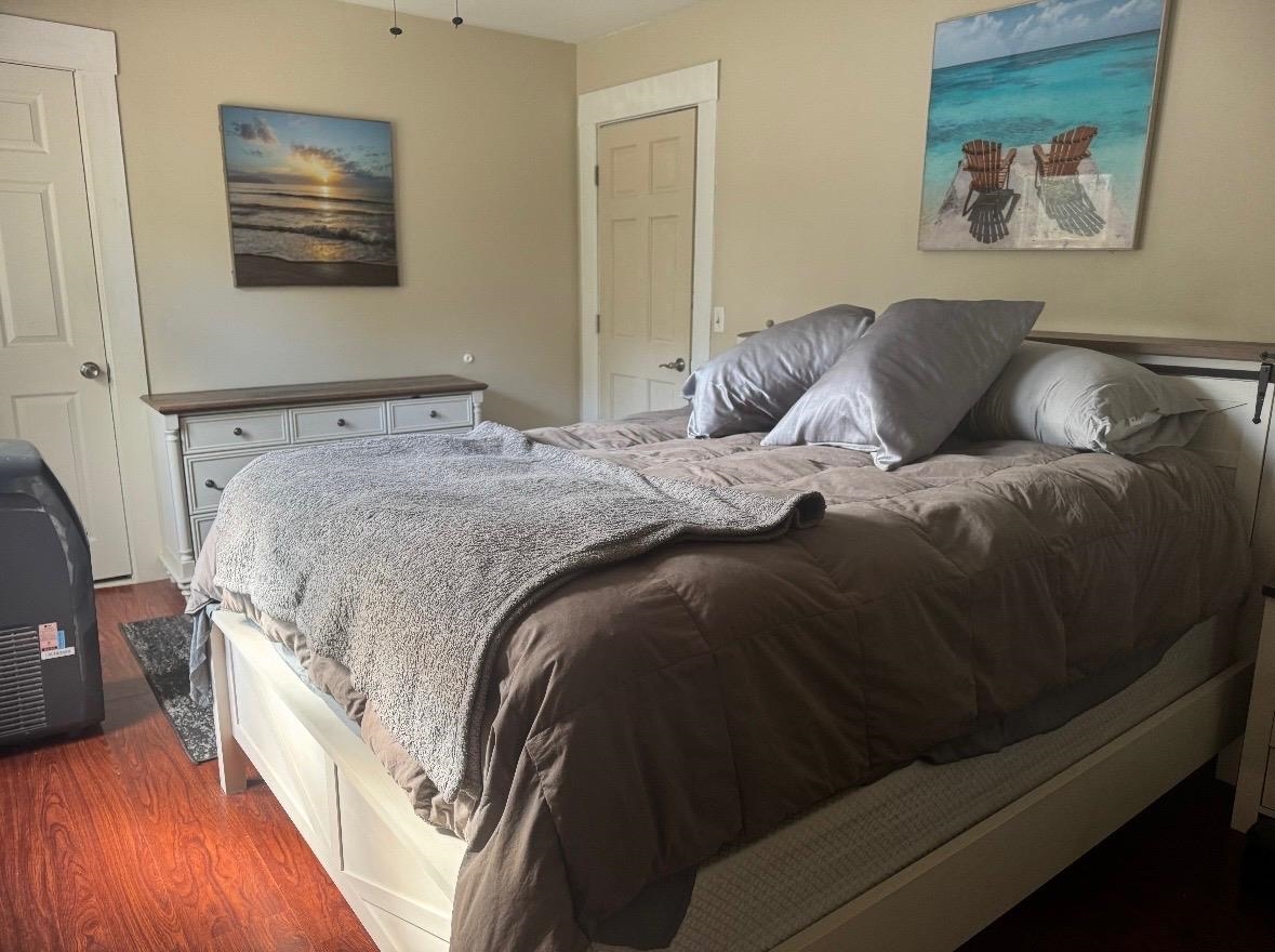 Large front upstairs bedroom