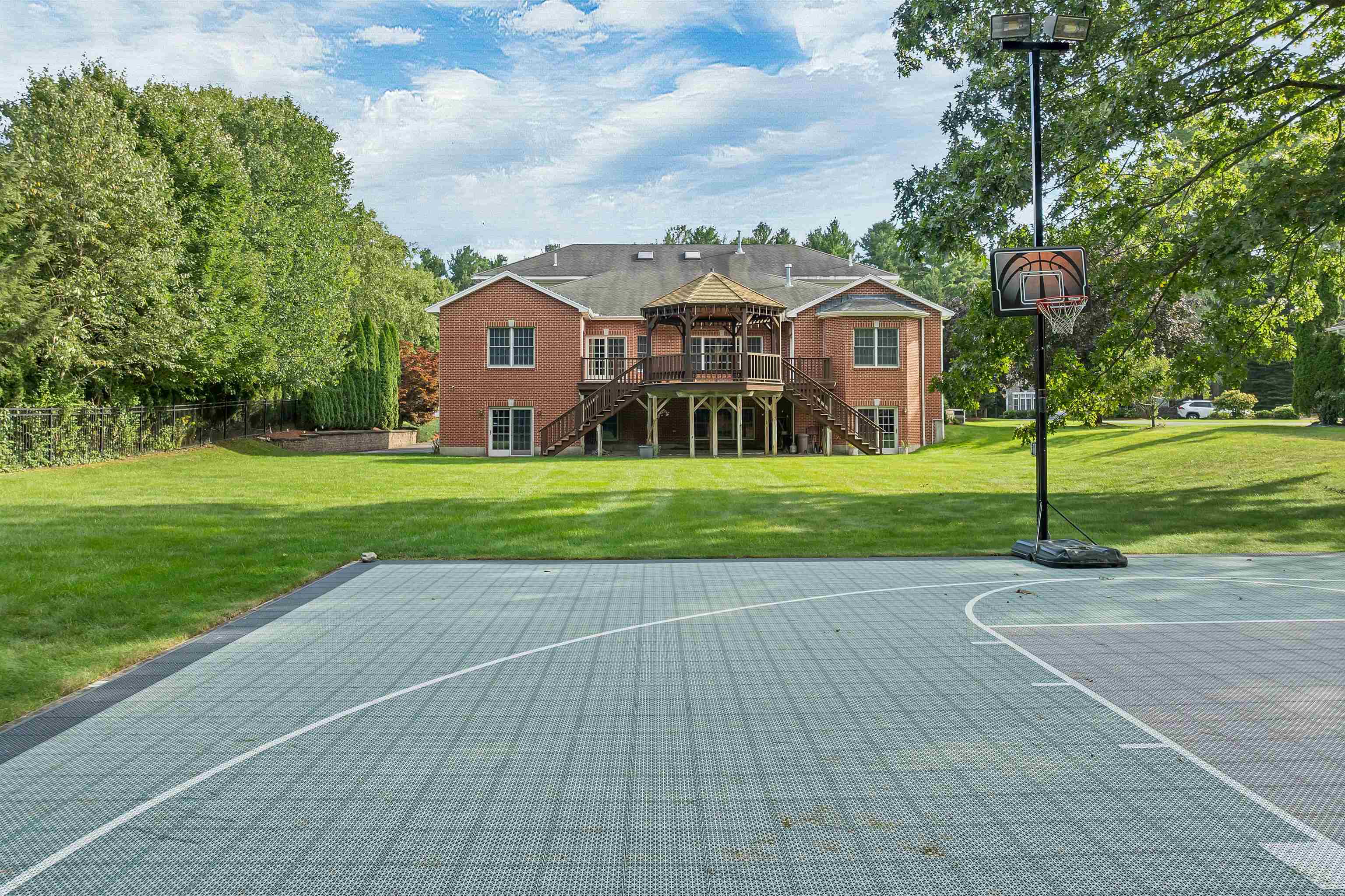 Photo 2 of Single family home for sale at 5 Crestwood Ln, Nashua, NH 03062 | MLS# 5109620 | Listing updated on 2026-09-19