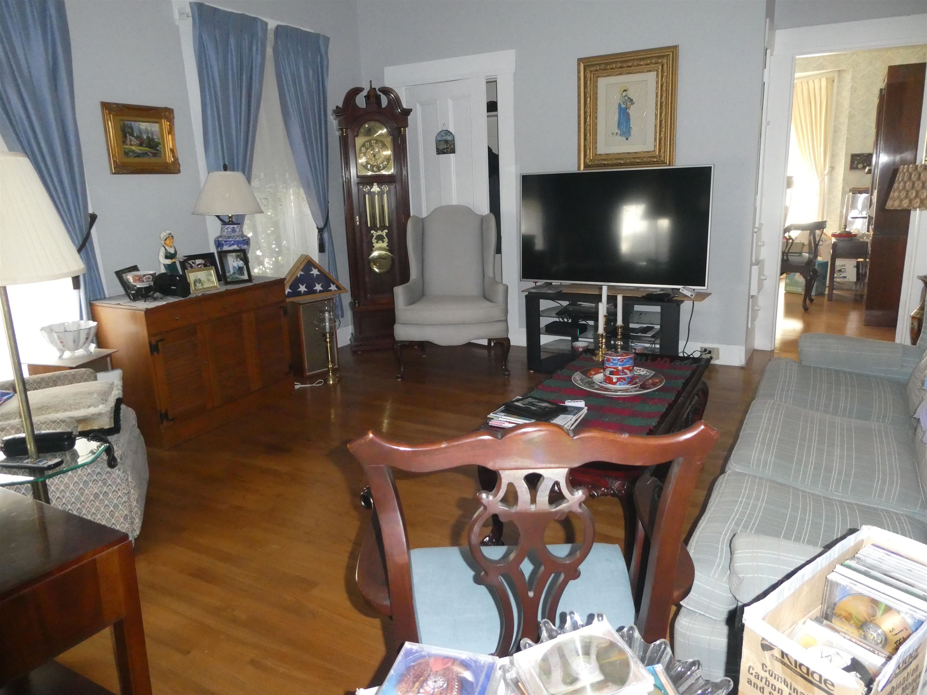 OWNERS SPACIOUS LIVING ROOM W/HARDWOOD FLOORS