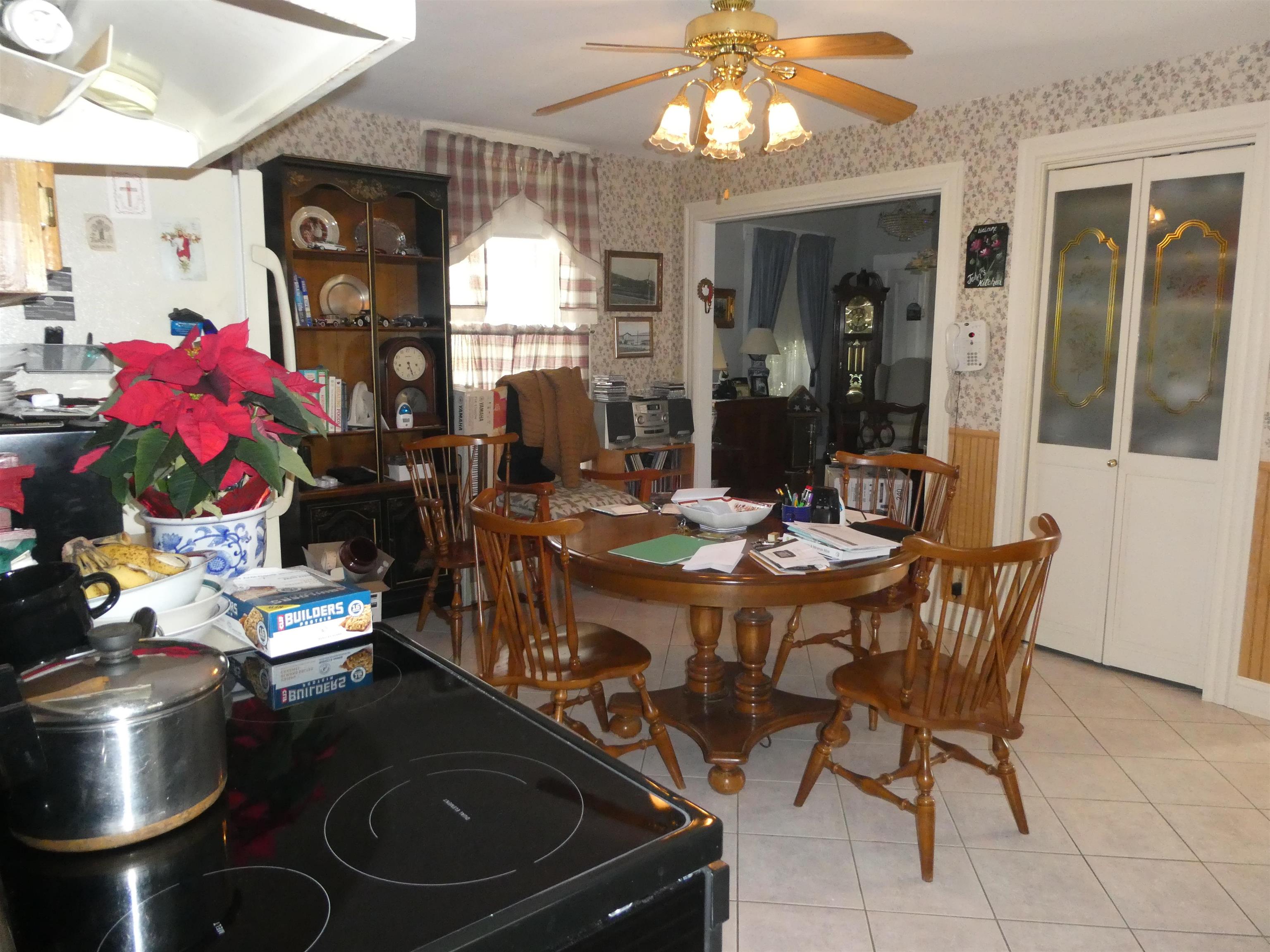FULLY APPLIANCED KITCHEN LEADS INTLO LARGE LIVING ROOM