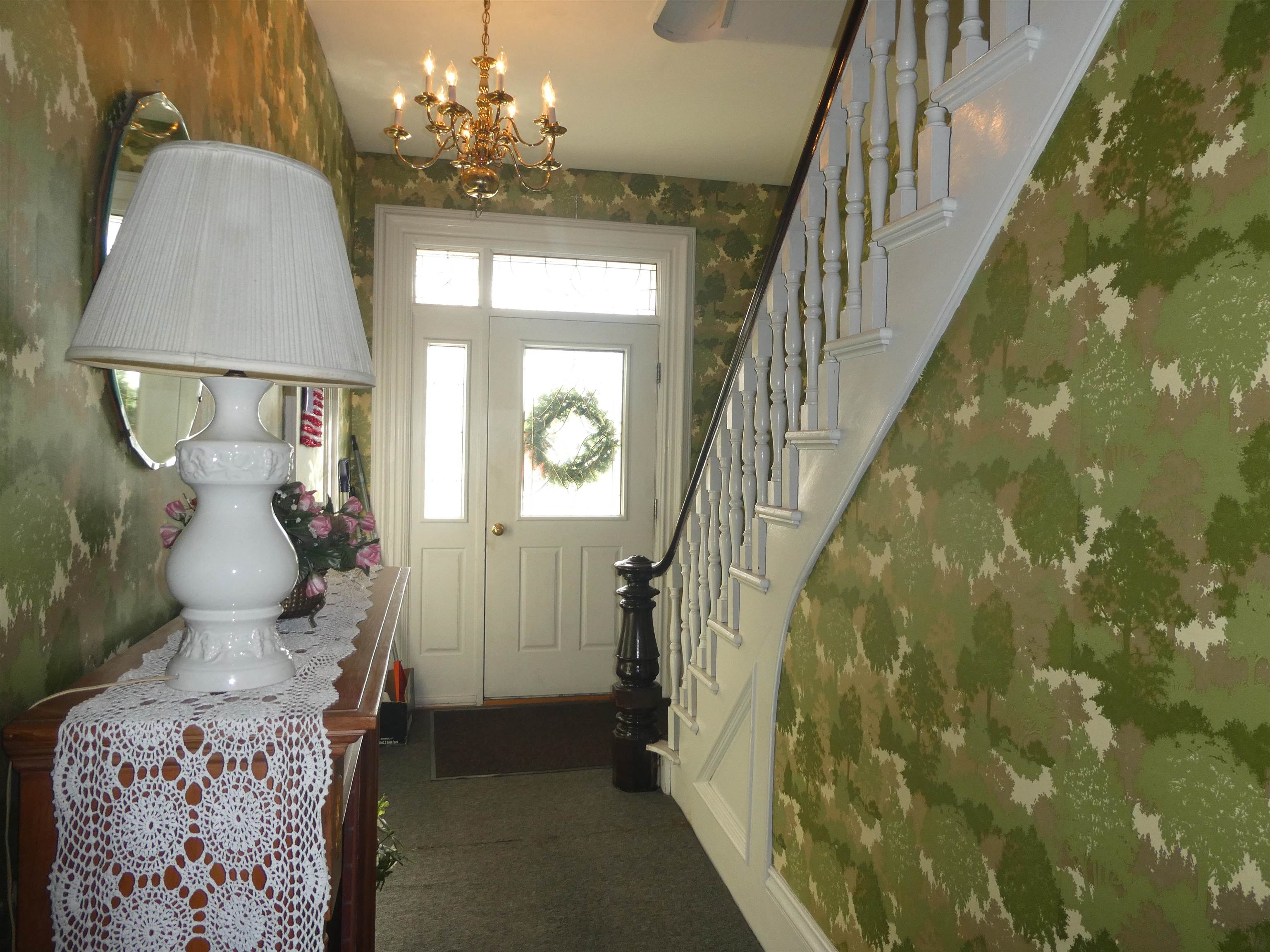 ENGHANTING FRONT HALLWAY