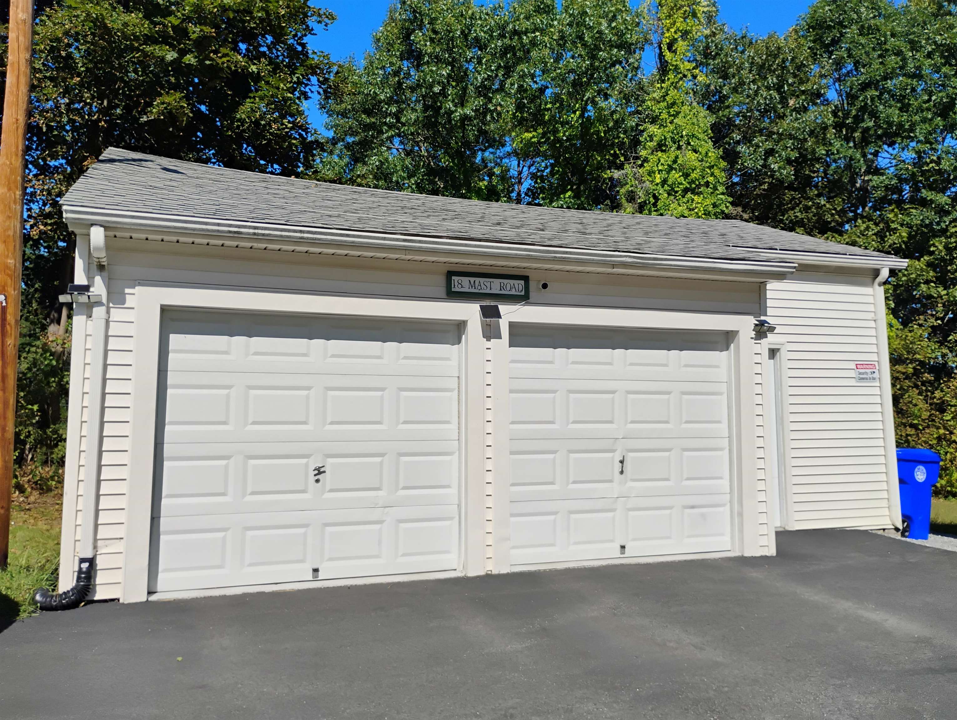 2-CAR GARAGE RENTED SEPARATELY TO TENANTS @ $100/EACH PER MONTH