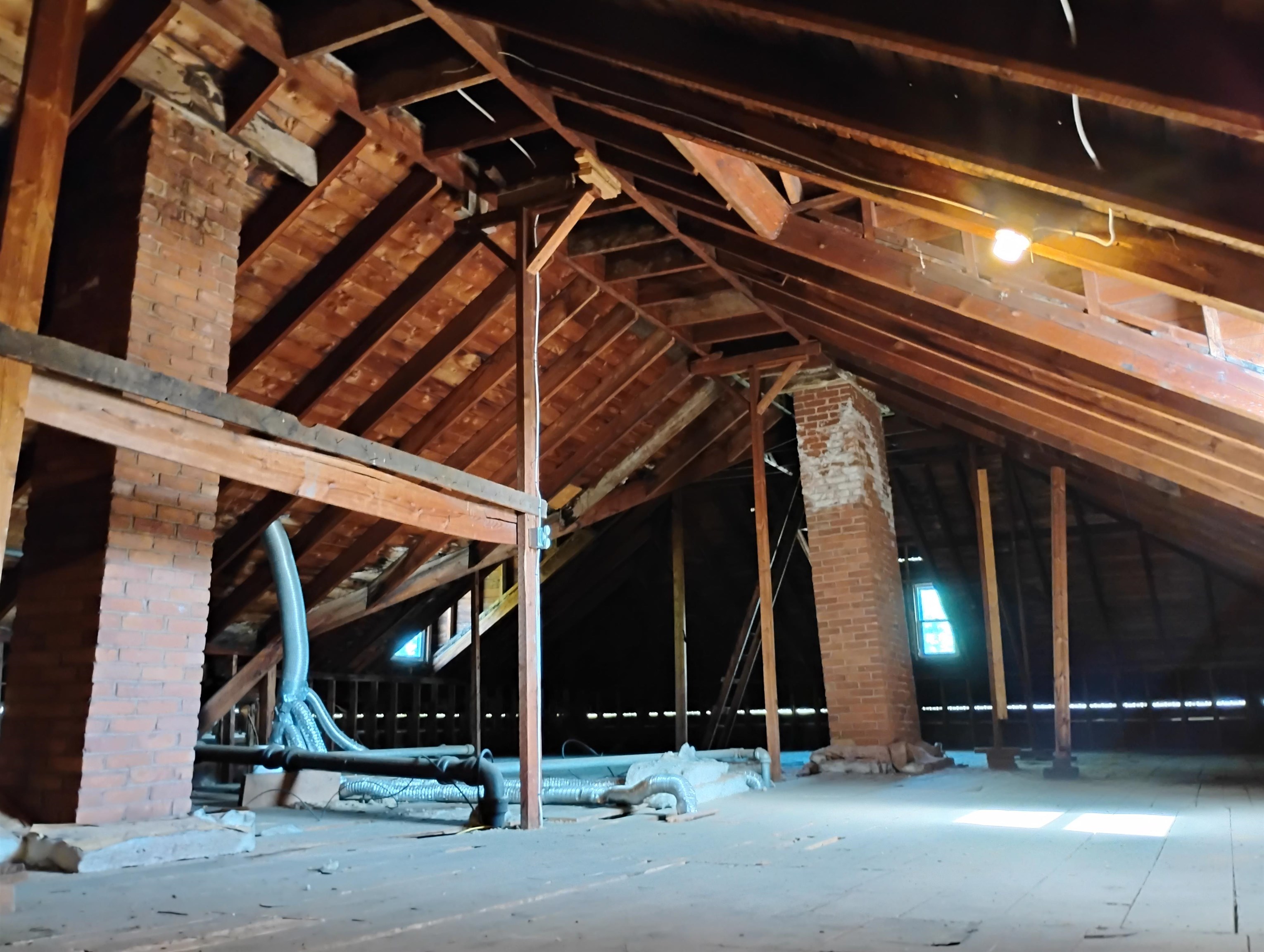 EXPANSIVE ATTIC W/PROPER SOFFIT VENTILATION TO REDUCE HEAT & EXTEND ROOF LIFE