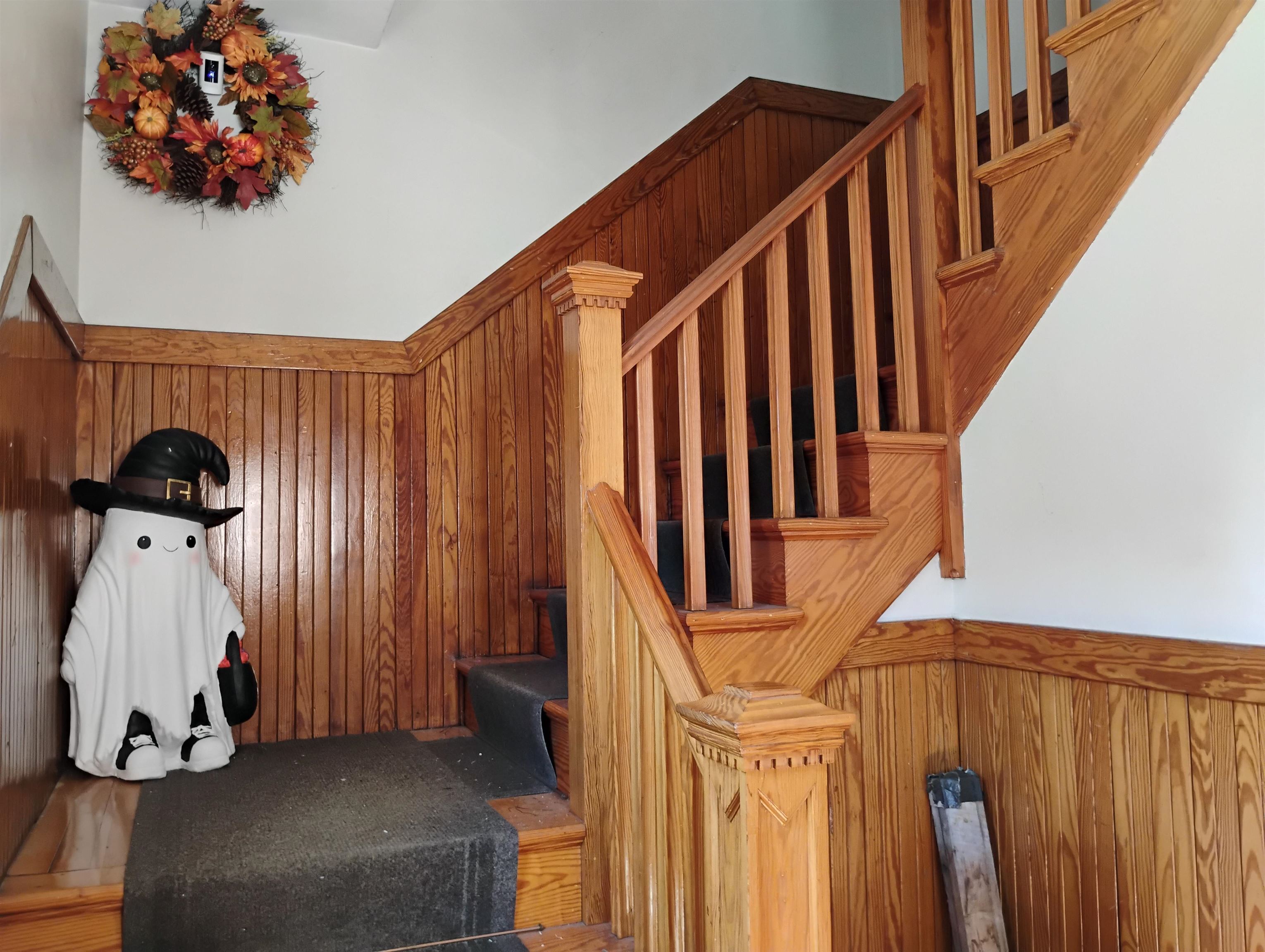 INPRESSIVE INTERIOR STAIRWAY (BOO!)